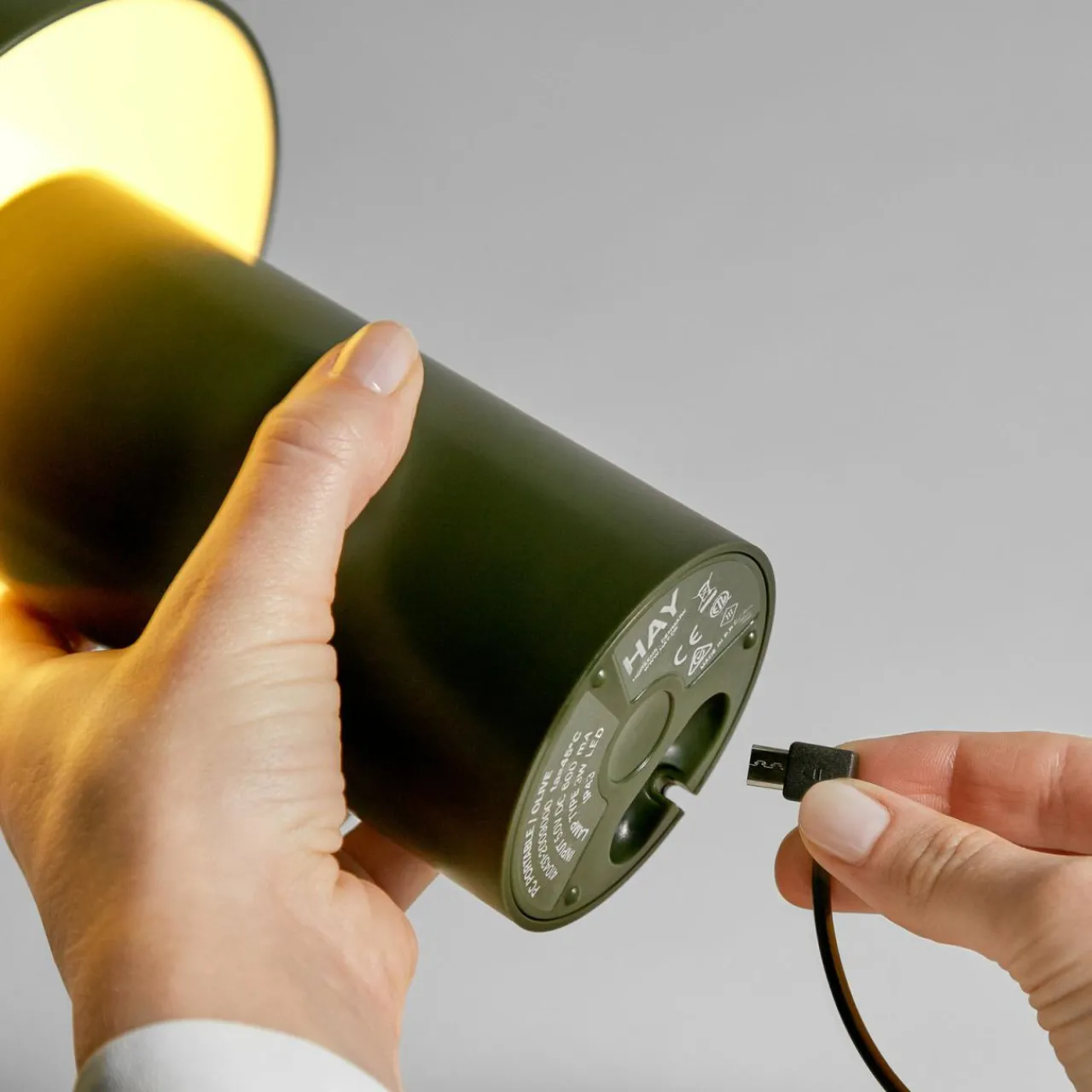 hay_pc_portable_lampe_de_table_led_batterie_olive_4.webp HAY PC Portable lampe de table LED batterie, olive^ Lampes Décoratives