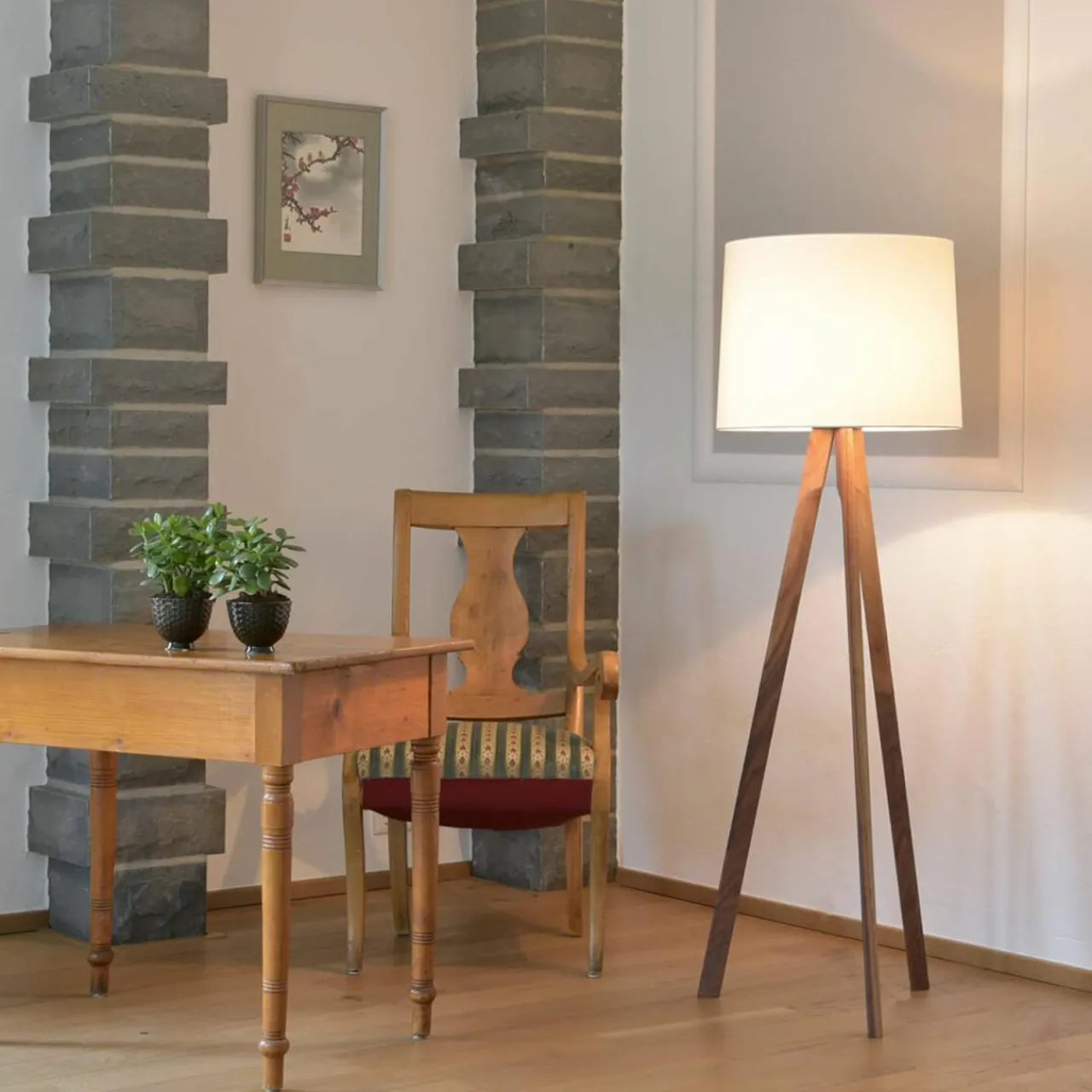 herzblut_tre_lampadaire_abatjour_blanc_noyer_0.webp HerzBlut Tre lampadaire, abat-jour blanc, noyer^ Luminaires Durables