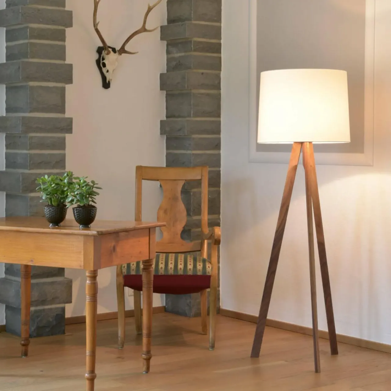 herzblut_tre_lampadaire_abatjour_blanc_noyer_1.webp HerzBlut Tre lampadaire, abat-jour blanc, noyer^ Luminaires Durables