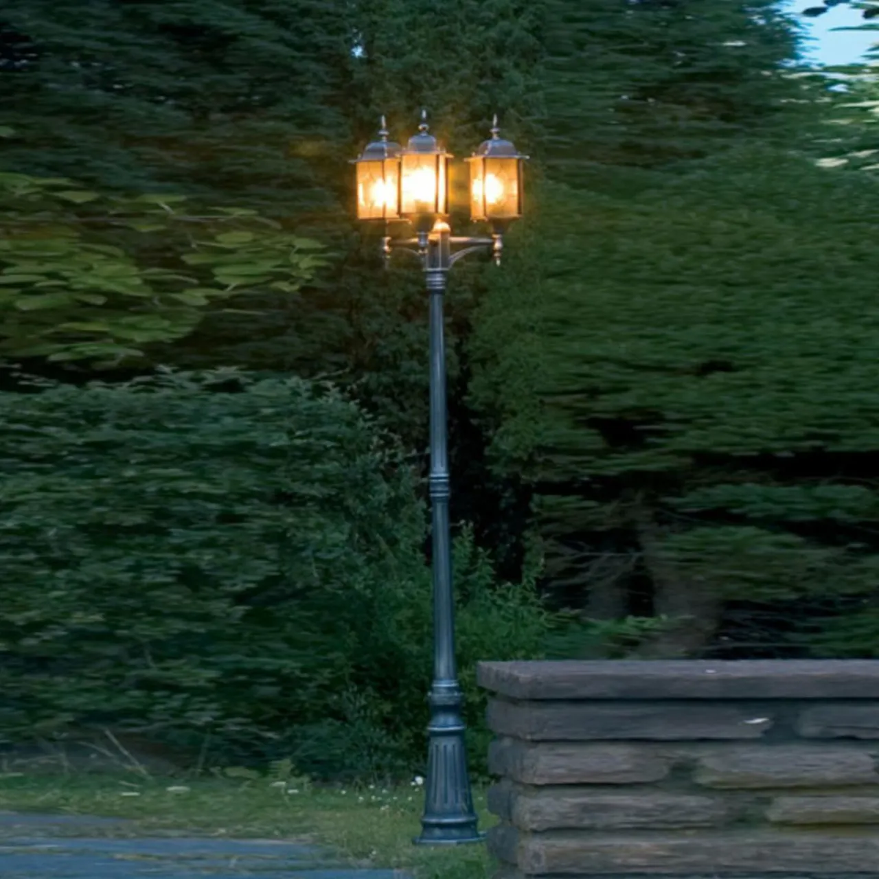 lampadaire__lanternes_milano_en_noir_et_argent_2.webp Konstsmide Lampadaire 3 lanternes MILANO en noir et argenté^ Lampadaires D'Extérieur