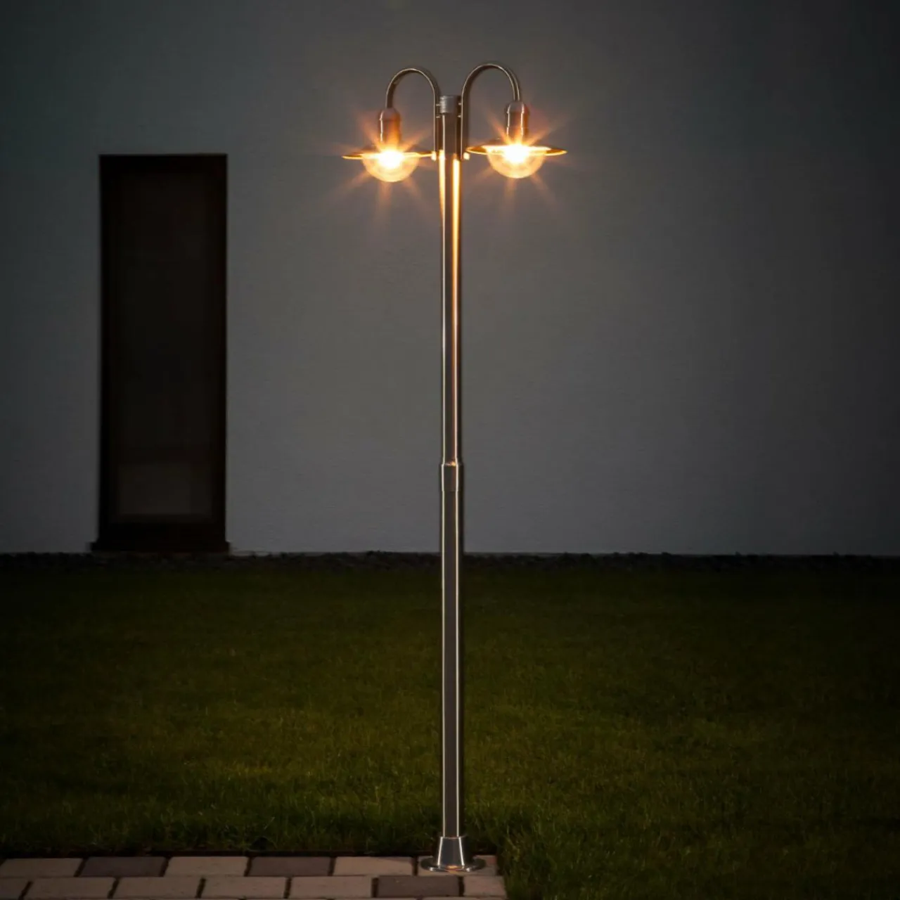 lampadaire_damion_en_inox___ttes_de_lampe_1.webp Lindby Lampadaire Damion en inox à 2 têtes de lampe^ Lampadaires D'Extérieur