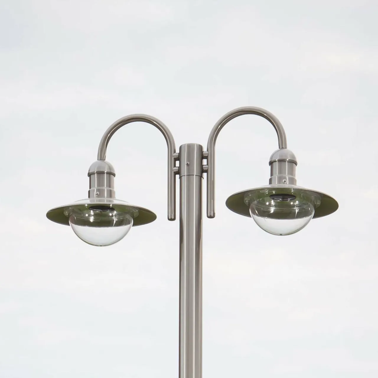 lampadaire_damion_en_inox___ttes_de_lampe_3.webp Lindby Lampadaire Damion en inox à 2 têtes de lampe^ Lampadaires D'Extérieur