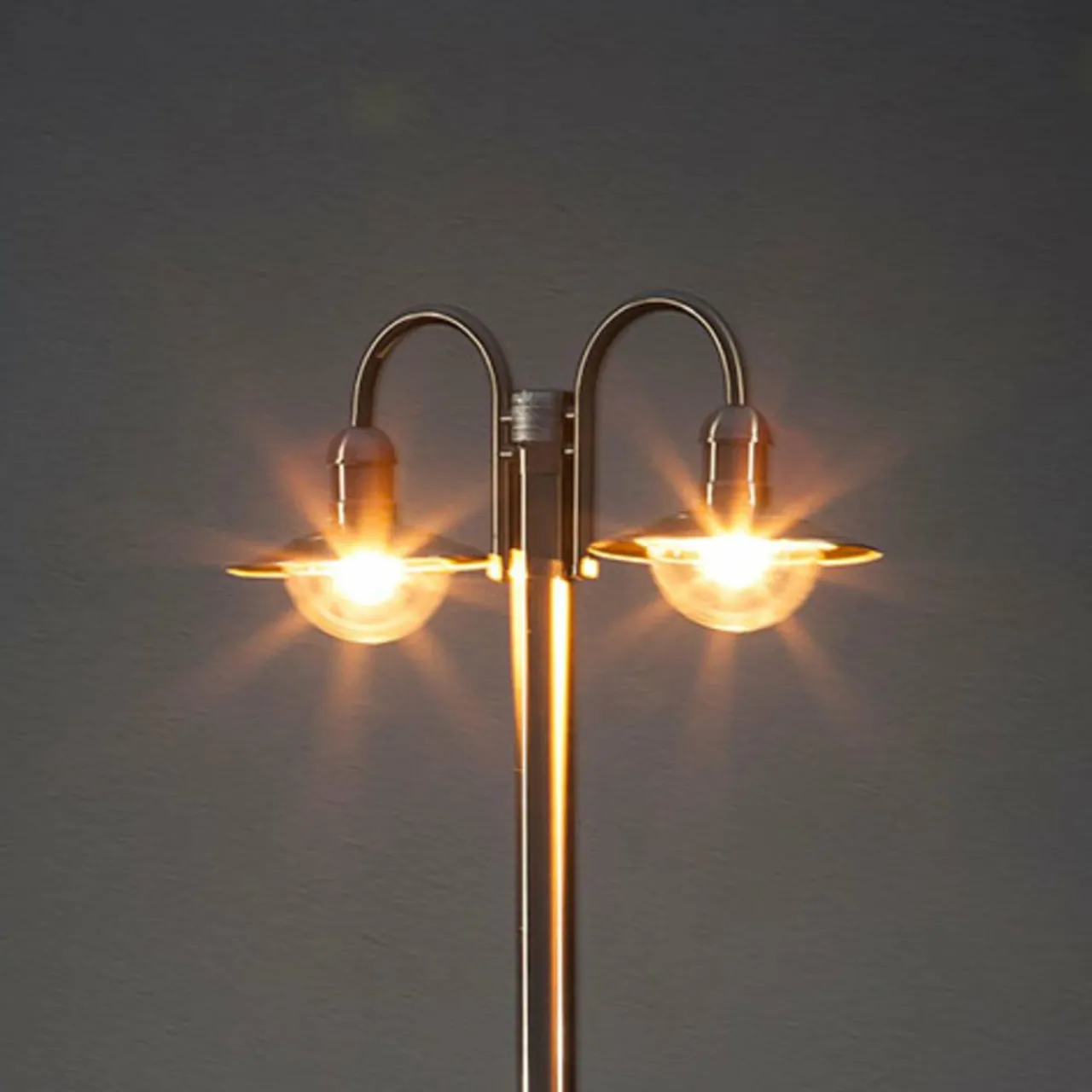 lampadaire_damion_en_inox___ttes_de_lampe_4.webp Lindby Lampadaire Damion en inox à 2 têtes de lampe^ Lampadaires D'Extérieur