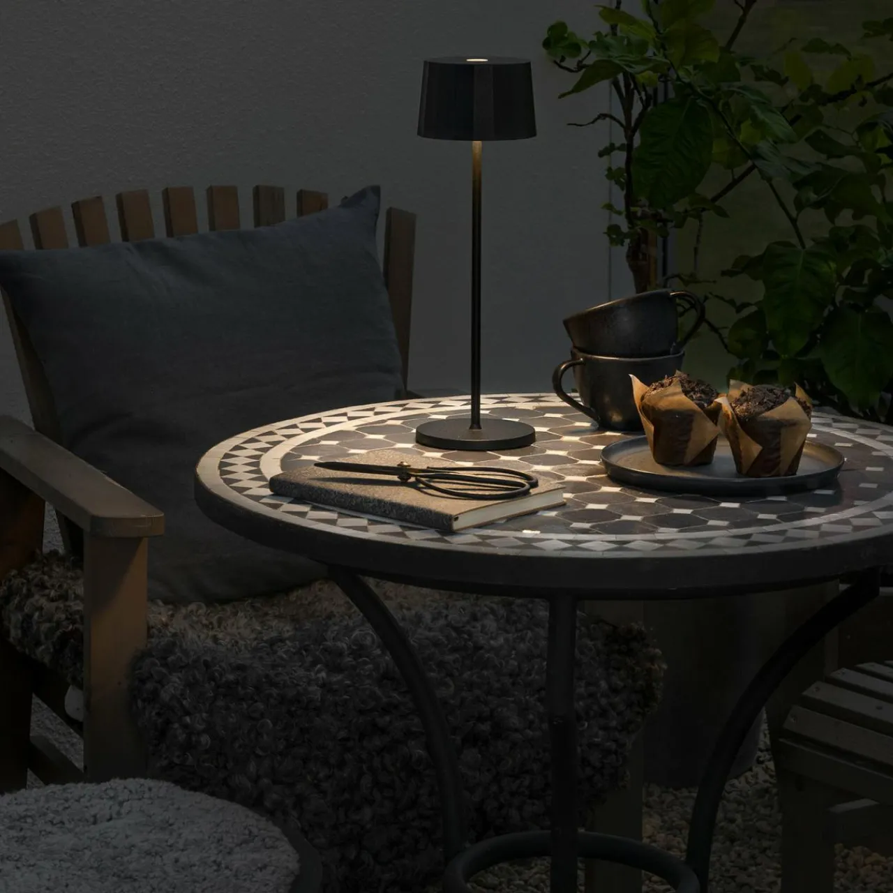 lampe__poser_led_positano_pour_extrieur_noire_4.webp Konstsmide Lampe à poser LED Positano pour extérieur, noire^ Lampes Décoratives