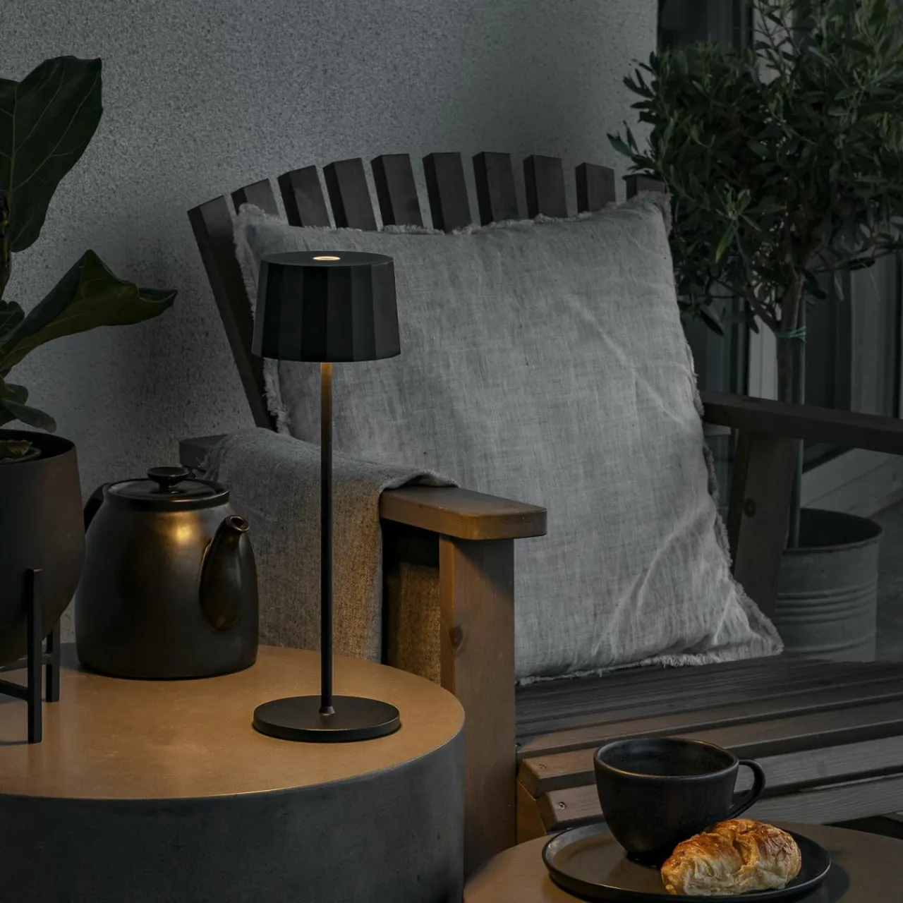 lampe__poser_led_positano_pour_extrieur_noire_5.webp Konstsmide Lampe à poser LED Positano pour extérieur, noire^ Lampes Décoratives
