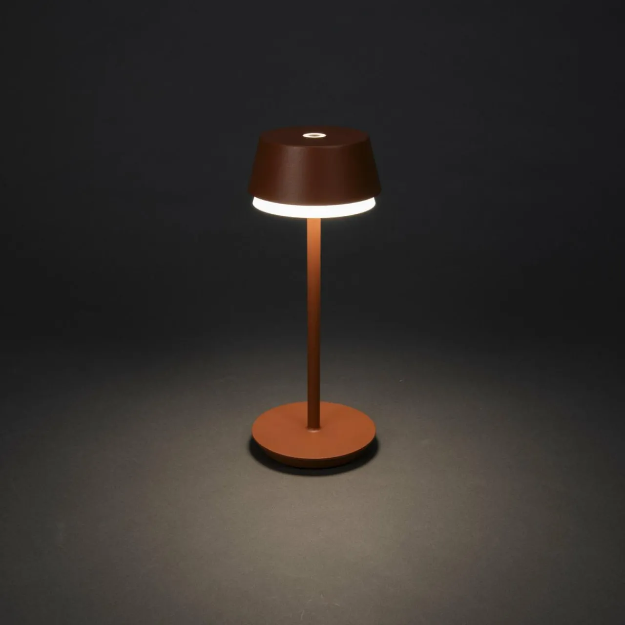 lampe__poser_led_rechargeable_lyon_terracotta_ip_variateur_1.webp Konstsmide Lampe à poser LED rechargeable Lyon, terracotta, IP54, variateur^ Lampes Décoratives