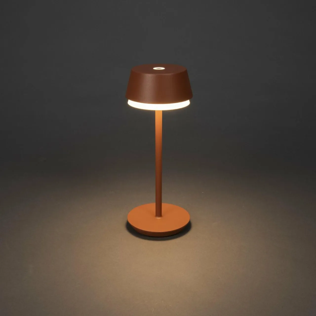 lampe__poser_led_rechargeable_lyon_terracotta_ip_variateur_2.webp Konstsmide Lampe à poser LED rechargeable Lyon, terracotta, IP54, variateur^ Lampes Décoratives