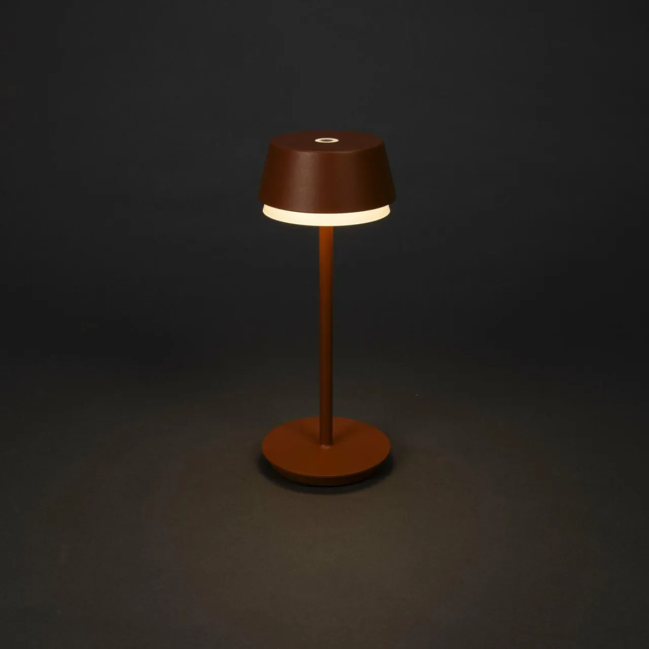 lampe__poser_led_rechargeable_lyon_terracotta_ip_variateur_3.webp Konstsmide Lampe à poser LED rechargeable Lyon, terracotta, IP54, variateur^ Lampes Décoratives
