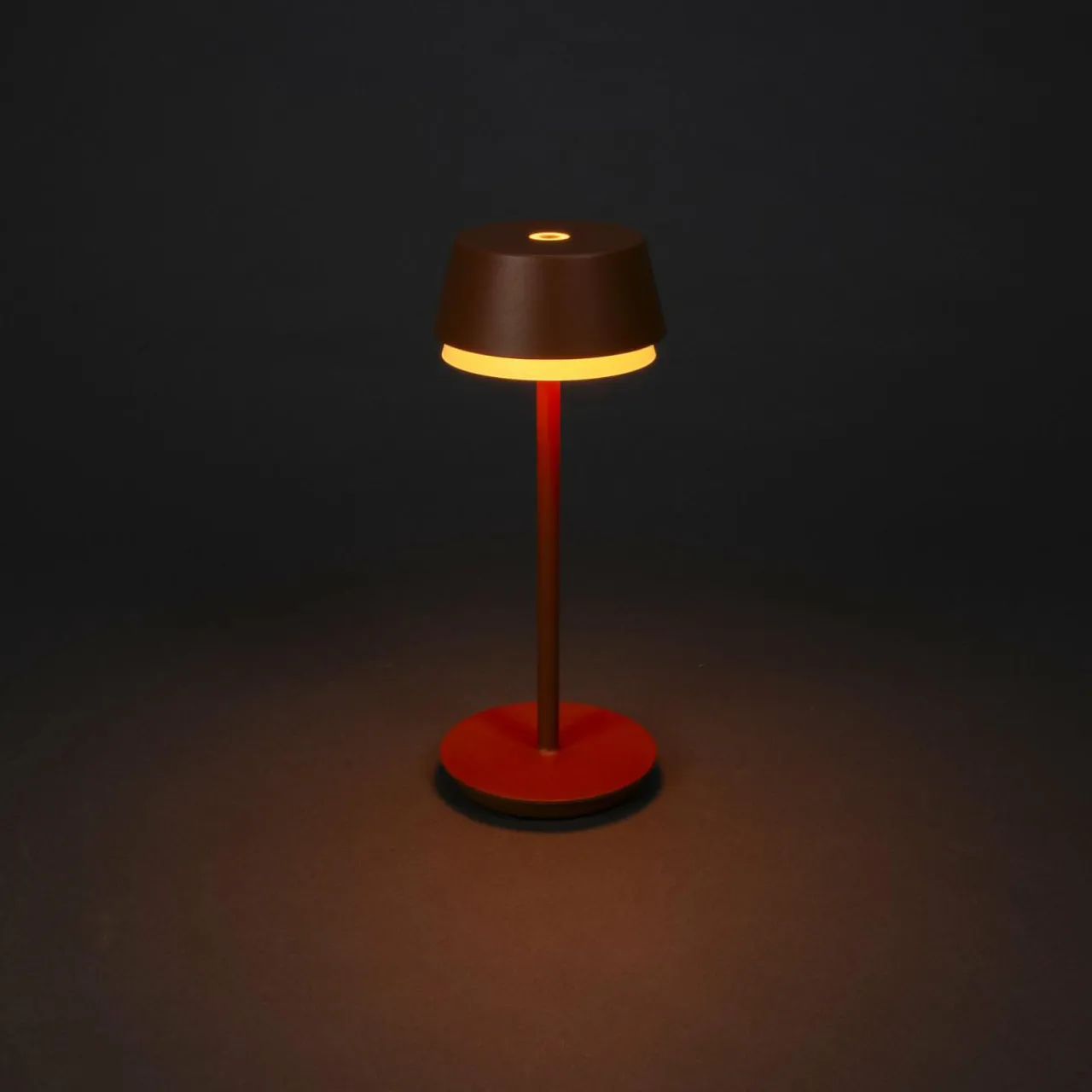 lampe__poser_led_rechargeable_lyon_terracotta_ip_variateur_6.webp Konstsmide Lampe à poser LED rechargeable Lyon, terracotta, IP54, variateur^ Lampes Décoratives