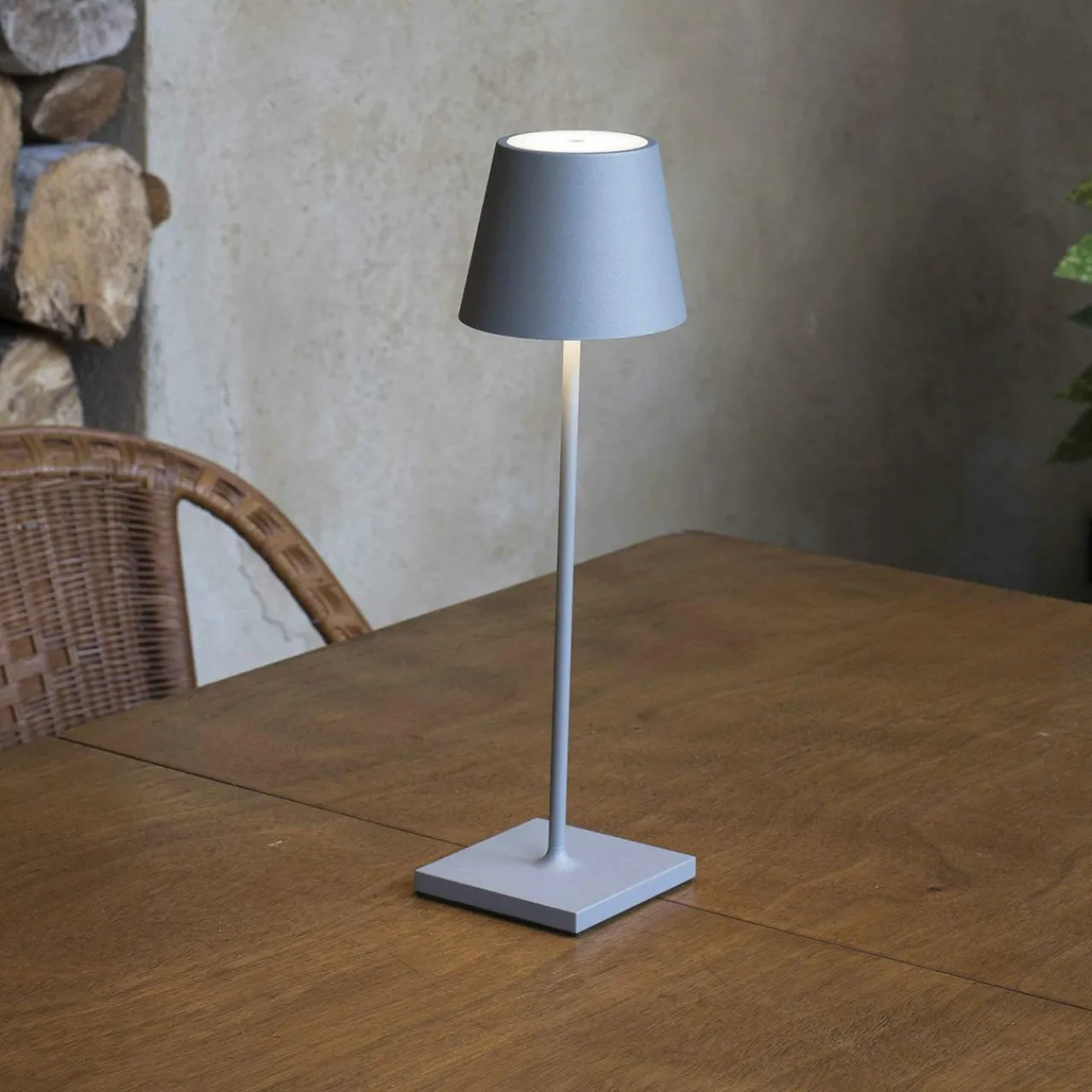 lampe__poser_led_toc_chargeur_usb_ip_grise_0.webp FARO BARCELONA Lampe à poser LED Toc chargeur USB, IP54, grise^ Lampes Décoratives