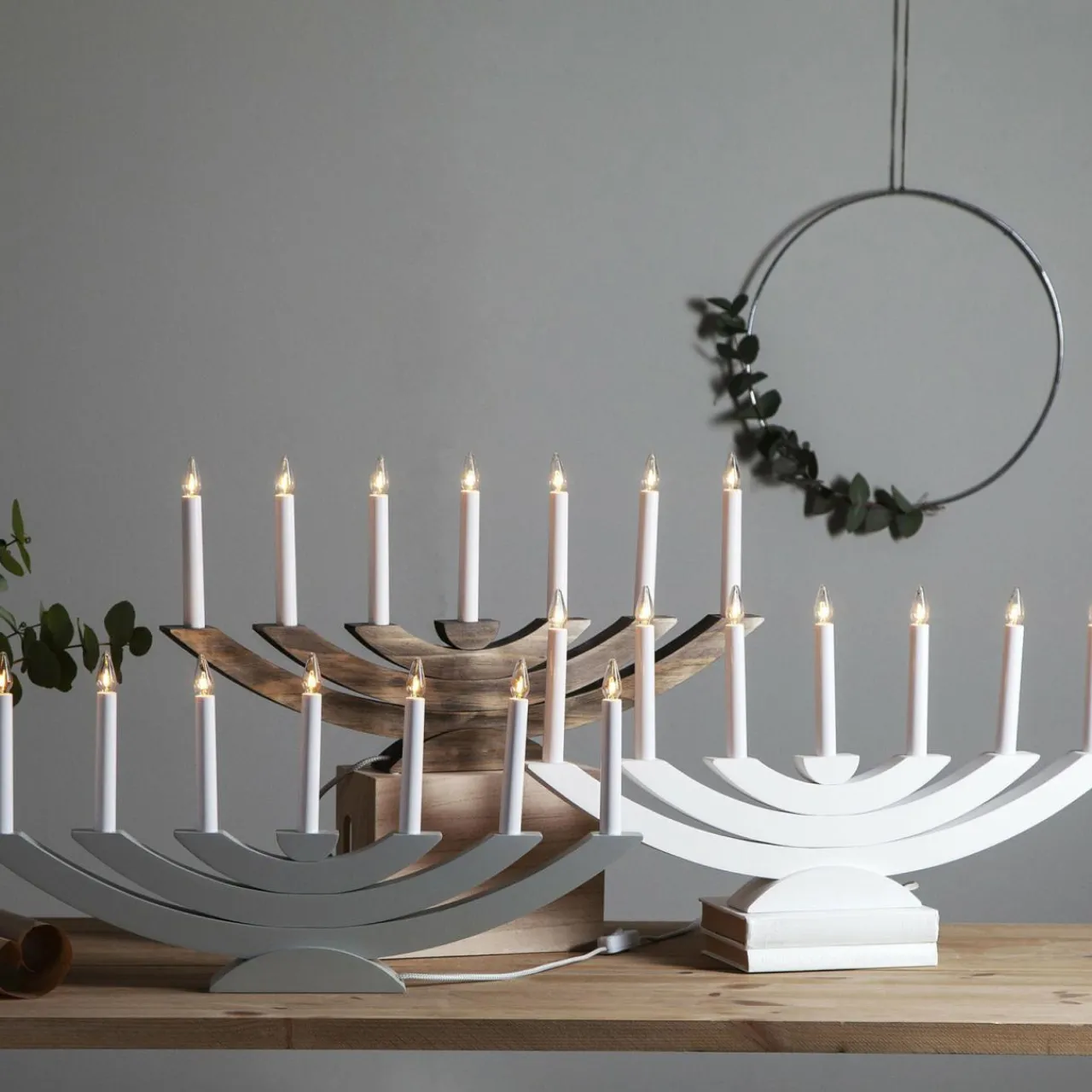 lampe_dco_fentre_navida_bois__lampes_brune_4.webp STAR TRADING Lampe déco fenêtre Navida, bois, 7 lampes, brune^ Lumière De Noël