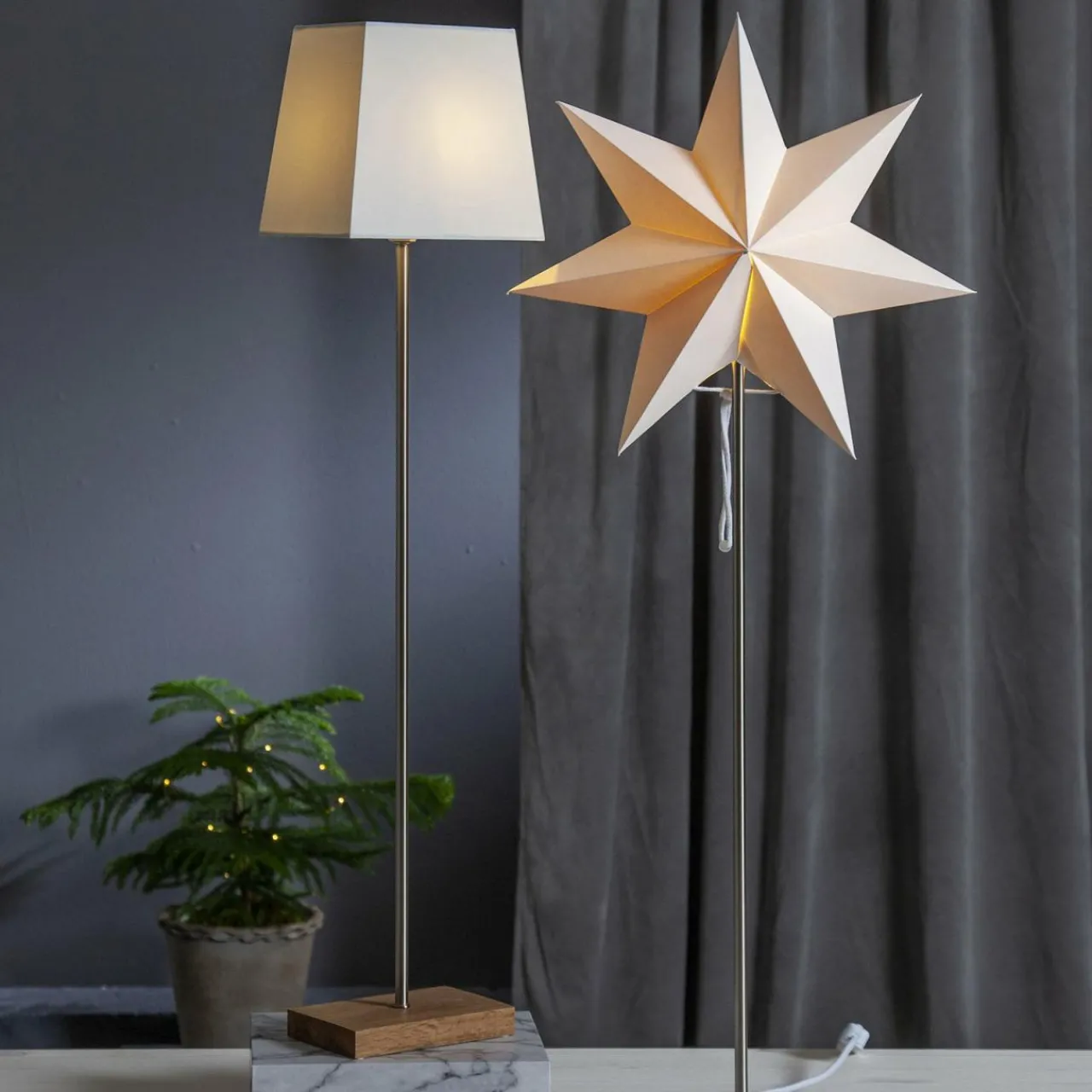 lampe_dco_moa_combi_toileabatjour_pied_chne_0.webp STAR TRADING Lampe déco Moa, combi étoile+abat-jour, pied chêne^ Lumière De Noël