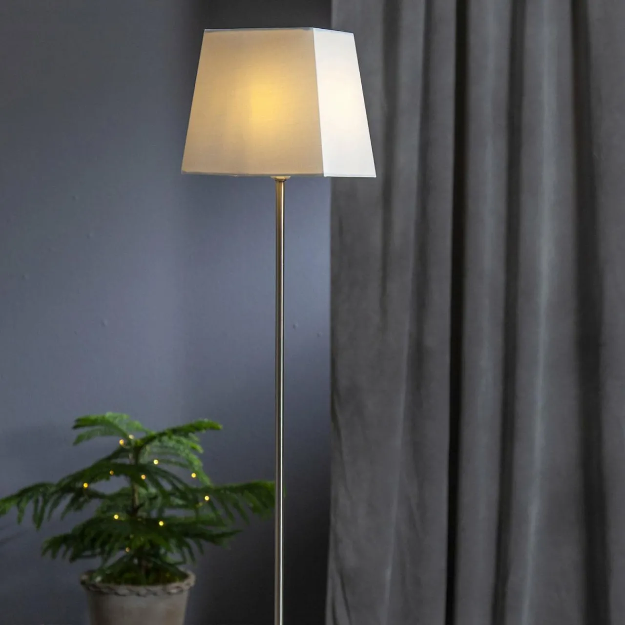 lampe_dco_moa_combi_toileabatjour_pied_chne_2.webp STAR TRADING Lampe déco Moa, combi étoile+abat-jour, pied chêne^ Lumière De Noël