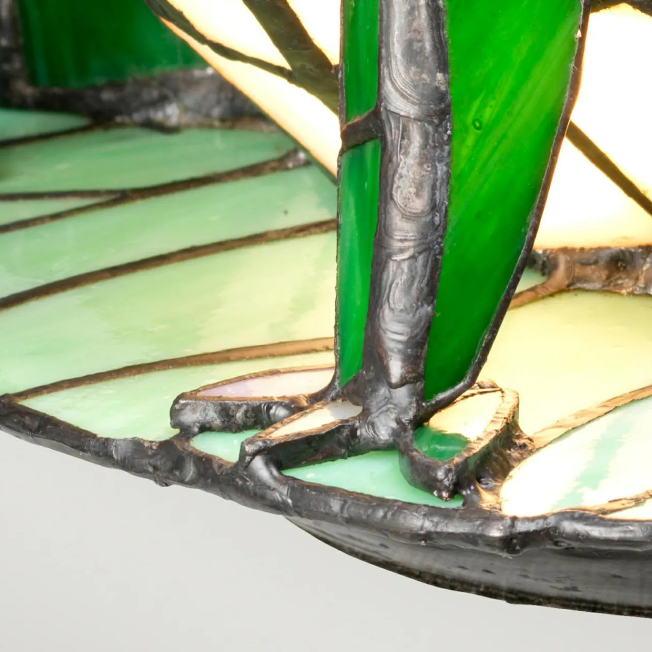 lampe_dcorative_led_frog_au_look_tiffany_2.webp Elstead Lampe décorative LED Frog au look Tiffany^ Lampes Décoratives