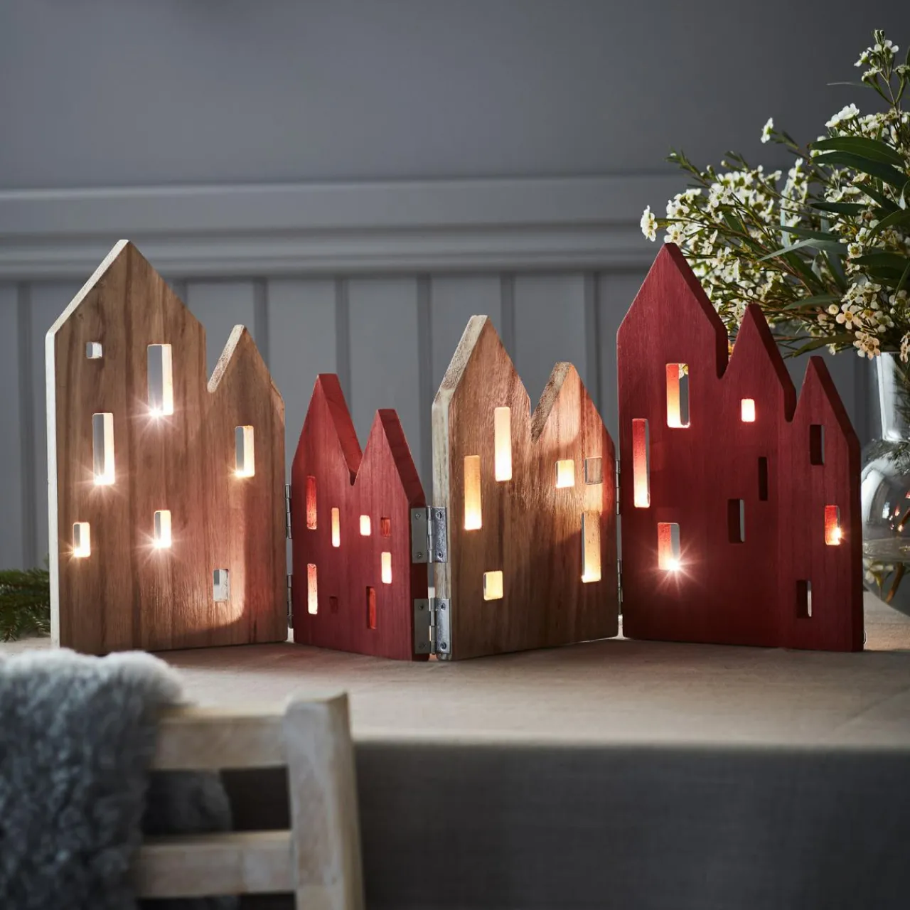 lampe_dcorative_led_view_en_bois_rouge_0.webp Markslöjd Lampe décorative LED View en bois, rouge^ Lumière De Noël