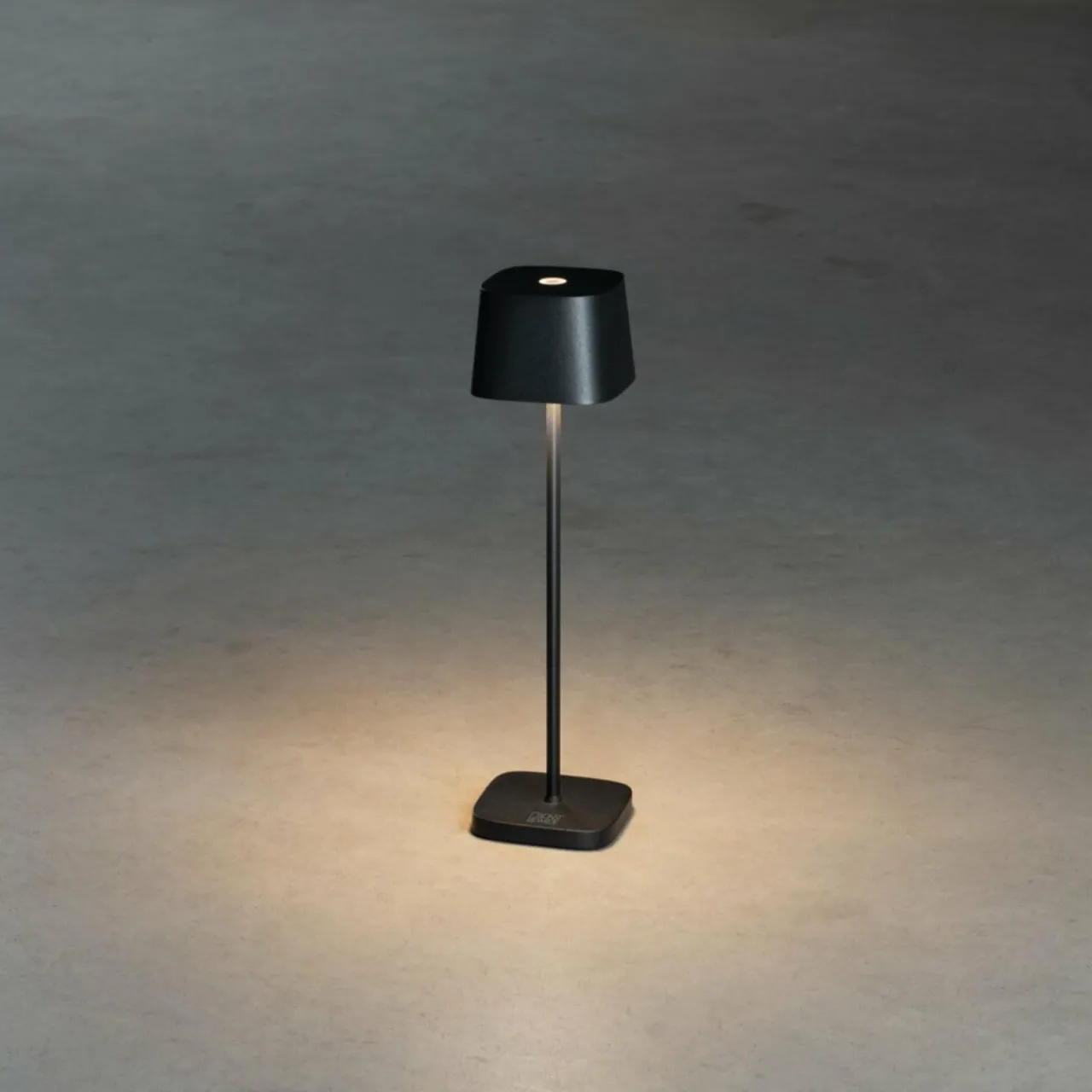 lampe_de_table_led_caprimini_extrieur_noire_5.webp Konstsmide Lampe de table LED Capri-Mini extérieur, noire^ Lampes Décoratives