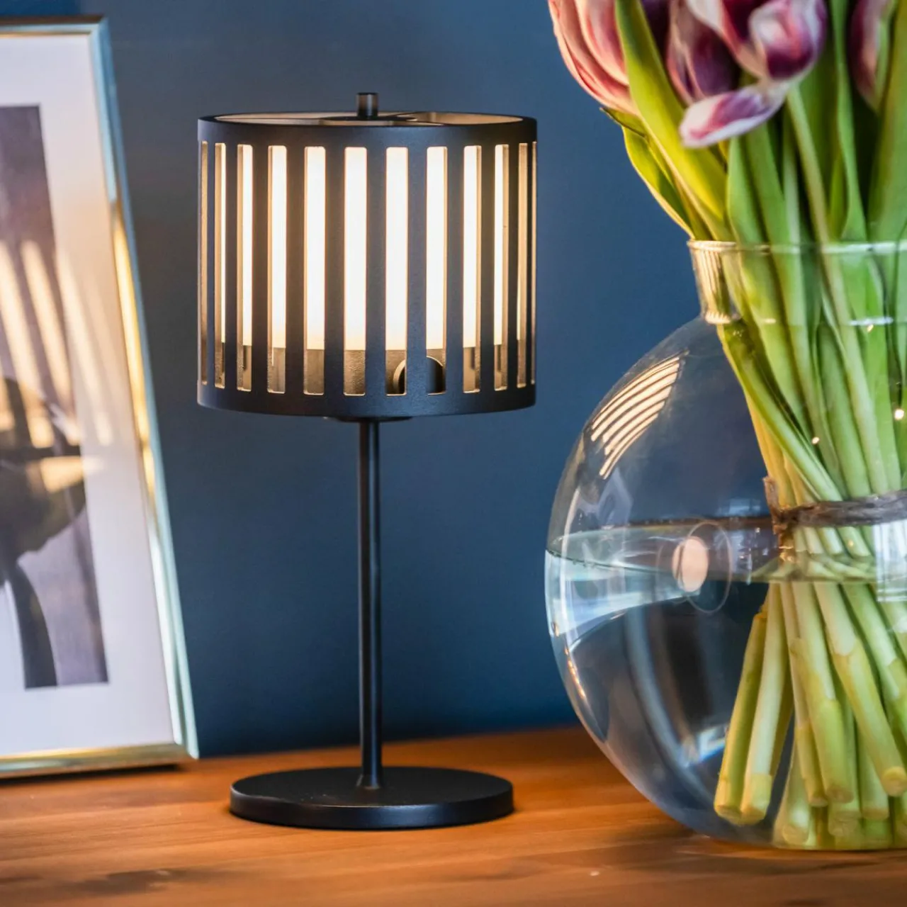 lampe_de_table_led_rechargeable_bottle_noir_aluminium_ip_variateur_0.webp Konstsmide Lampe de table LED rechargeable Bottle, noir, aluminium, IP54, variateur^ Lampes Décoratives
