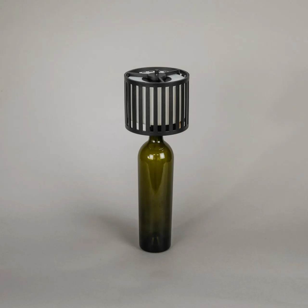 lampe_de_table_led_rechargeable_bottle_noir_aluminium_ip_variateur_2.webp Konstsmide Lampe de table LED rechargeable Bottle, noir, aluminium, IP54, variateur^ Lampes Décoratives