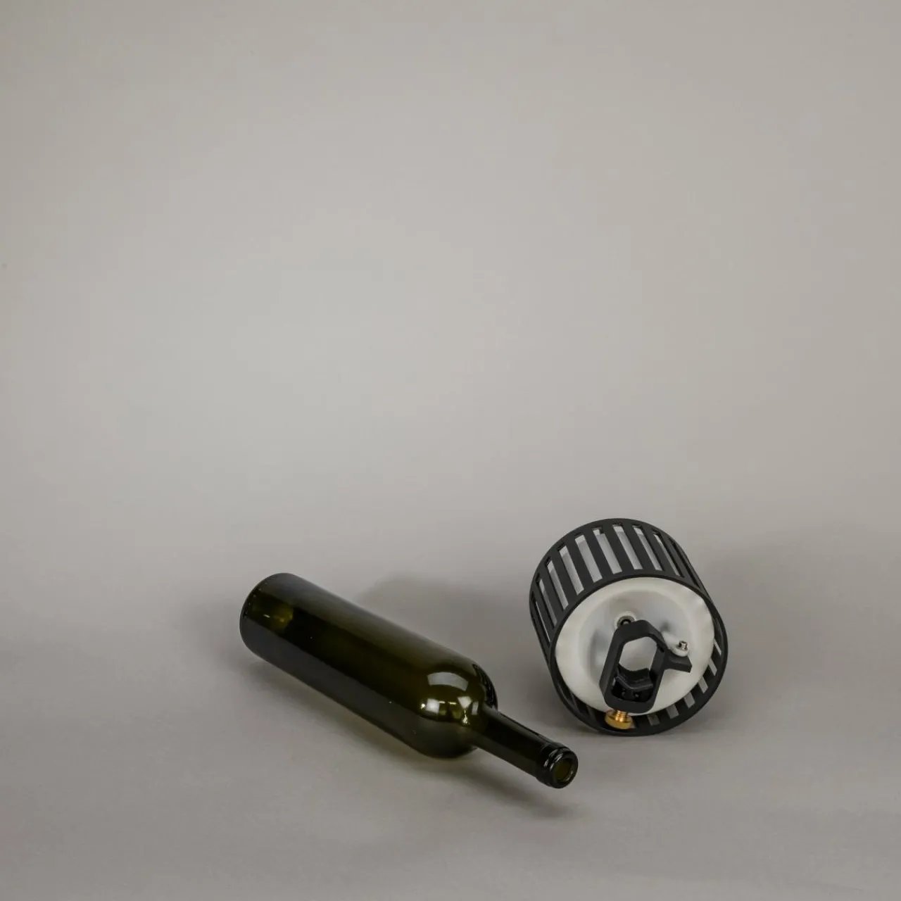 lampe_de_table_led_rechargeable_bottle_noir_aluminium_ip_variateur_3.webp Konstsmide Lampe de table LED rechargeable Bottle, noir, aluminium, IP54, variateur^ Lampes Décoratives