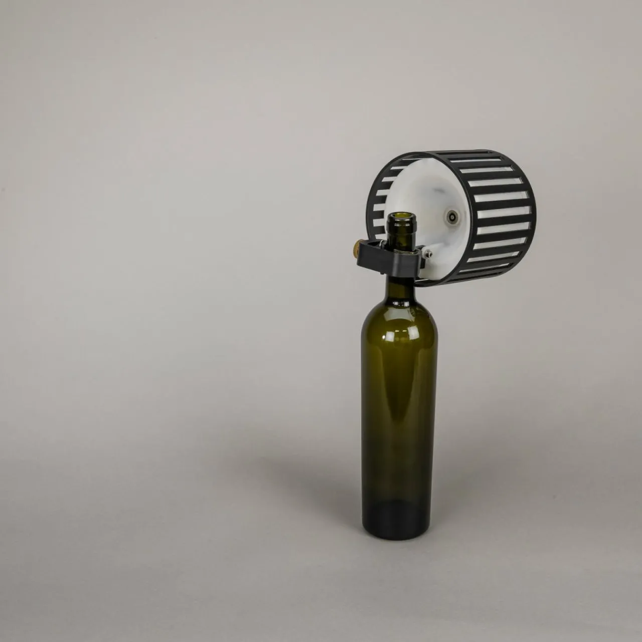 lampe_de_table_led_rechargeable_bottle_noir_aluminium_ip_variateur_4.webp Konstsmide Lampe de table LED rechargeable Bottle, noir, aluminium, IP54, variateur^ Lampes Décoratives
