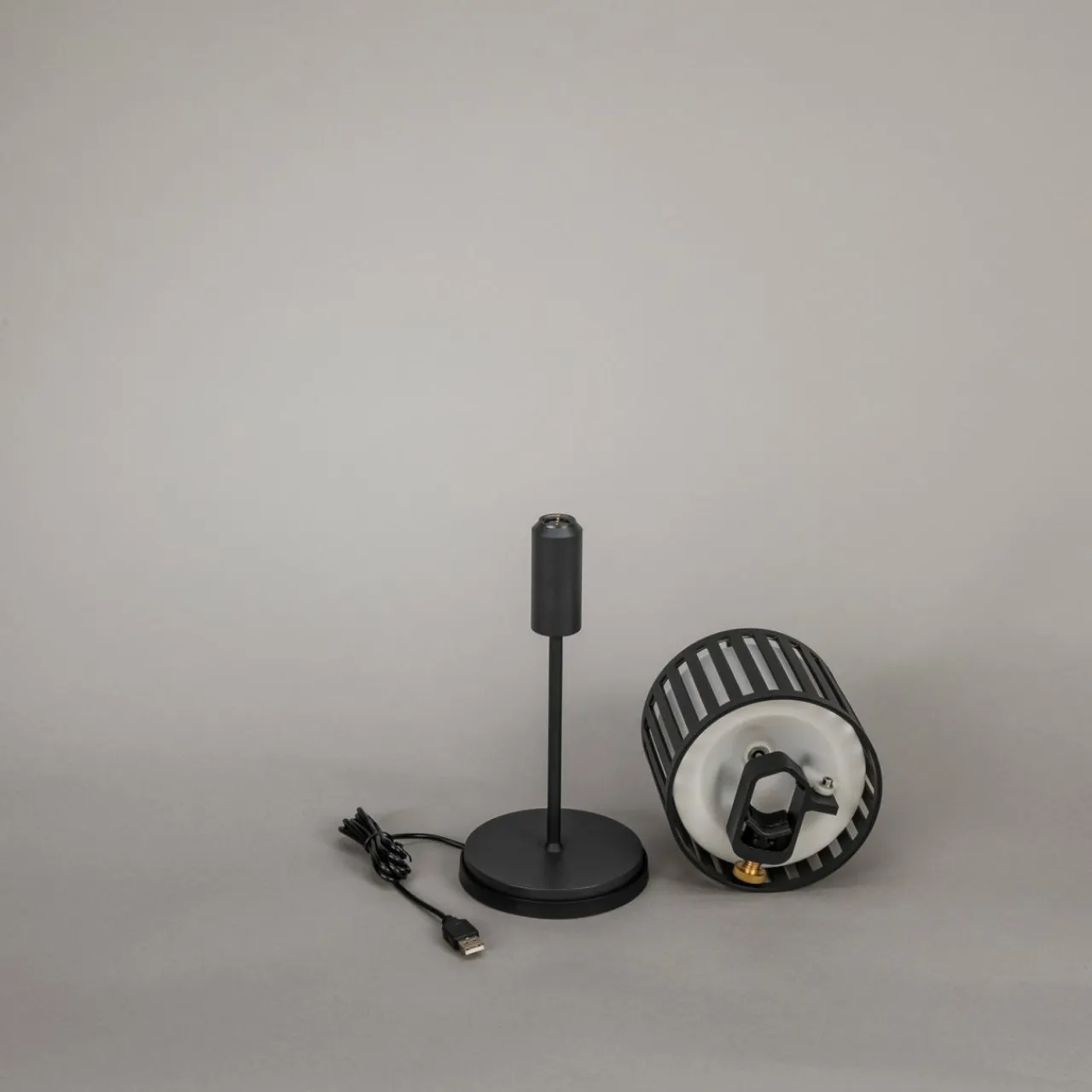 lampe_de_table_led_rechargeable_bottle_noir_aluminium_ip_variateur_5.webp Konstsmide Lampe de table LED rechargeable Bottle, noir, aluminium, IP54, variateur^ Lampes Décoratives