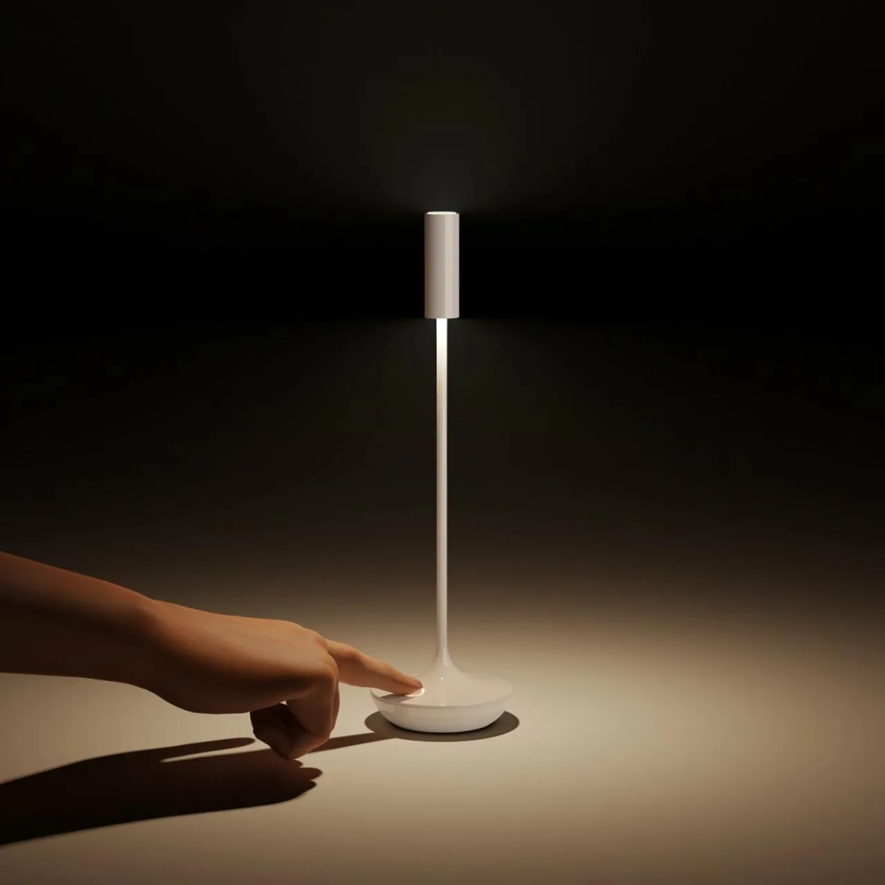 lampe_de_table_led_rechargeable_nucandle_noircuivre_ip_intensit_variable_1.webp Sigor Lampe de table LED rechargeable Nucandle, noir/cuivre, IP54, intensité variable^ Lampes Décoratives