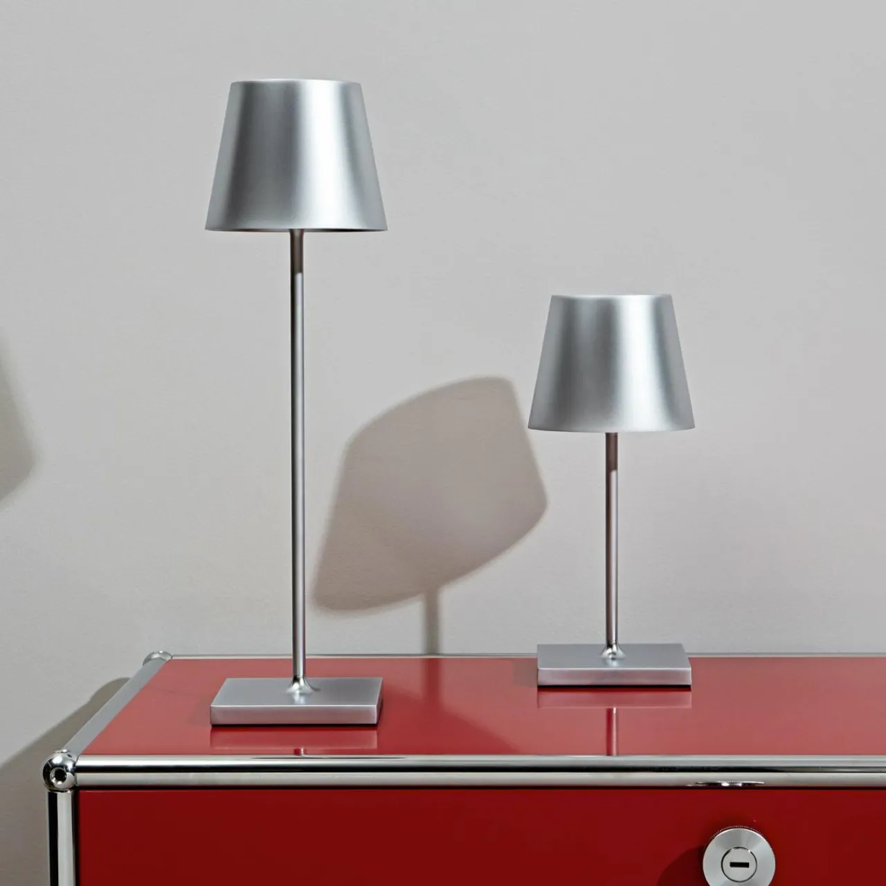 lampe_de_table_led_rechargeable_nuindie_mini_easy_connect_argent_3.webp Sigor Lampe de table LED rechargeable Nuindie mini, Easy Connect, argent,^ Lampes Décoratives