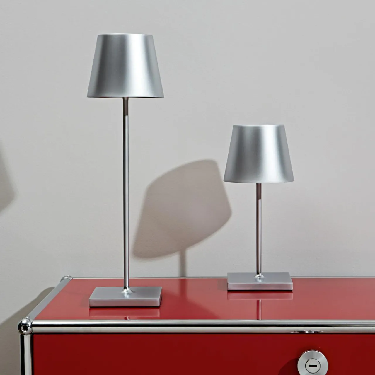 lampe_de_table_led_rechargeable_nuindie_mini_usbc_argent_ip_variateur_2.webp Sigor Lampe de table LED rechargeable Nuindie mini, USB-C, argent, IP54, variateur^ Lampes Décoratives