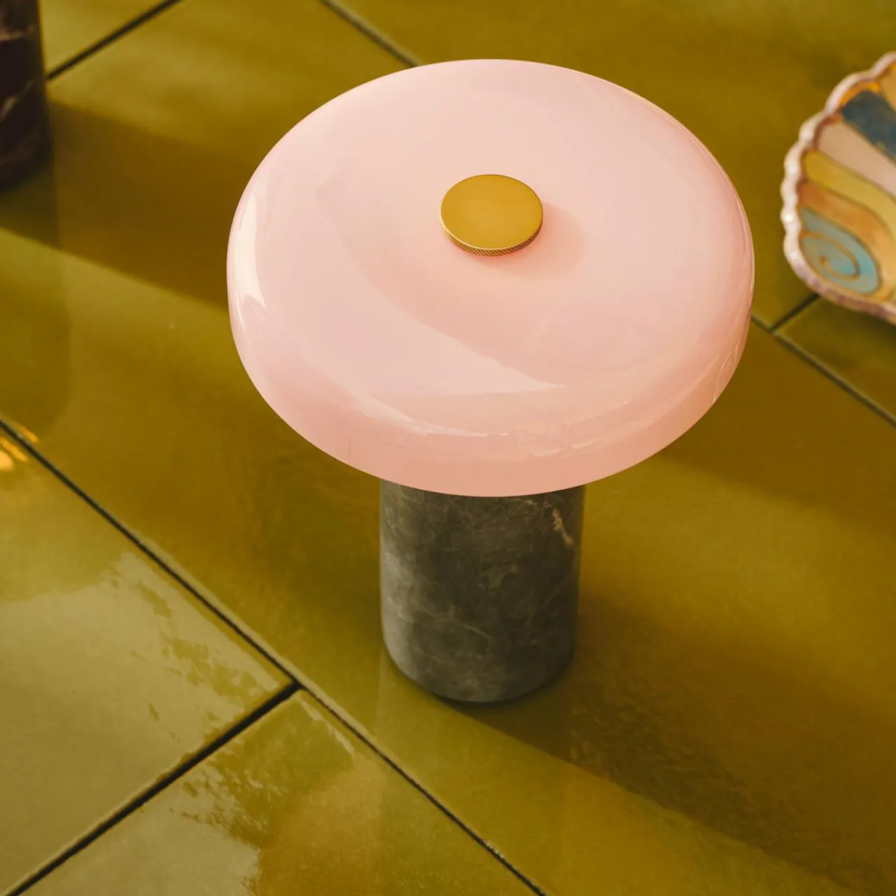 DESIGN BY US Lampe de table LED rechargeable Trip, gris / rose, marbre, verre, IP44^ Lampes Décoratives