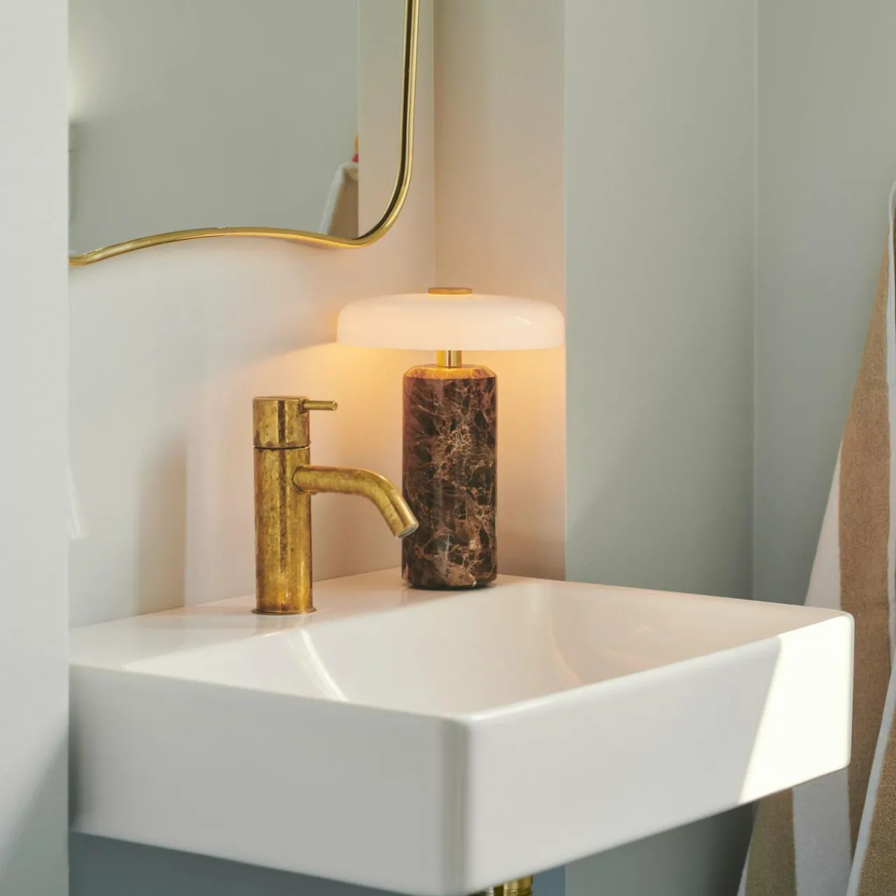 DESIGN BY US Lampe de table LED rechargeable Trip, marron / blanc, marbre, verre, IP44^ Lampes Décoratives
