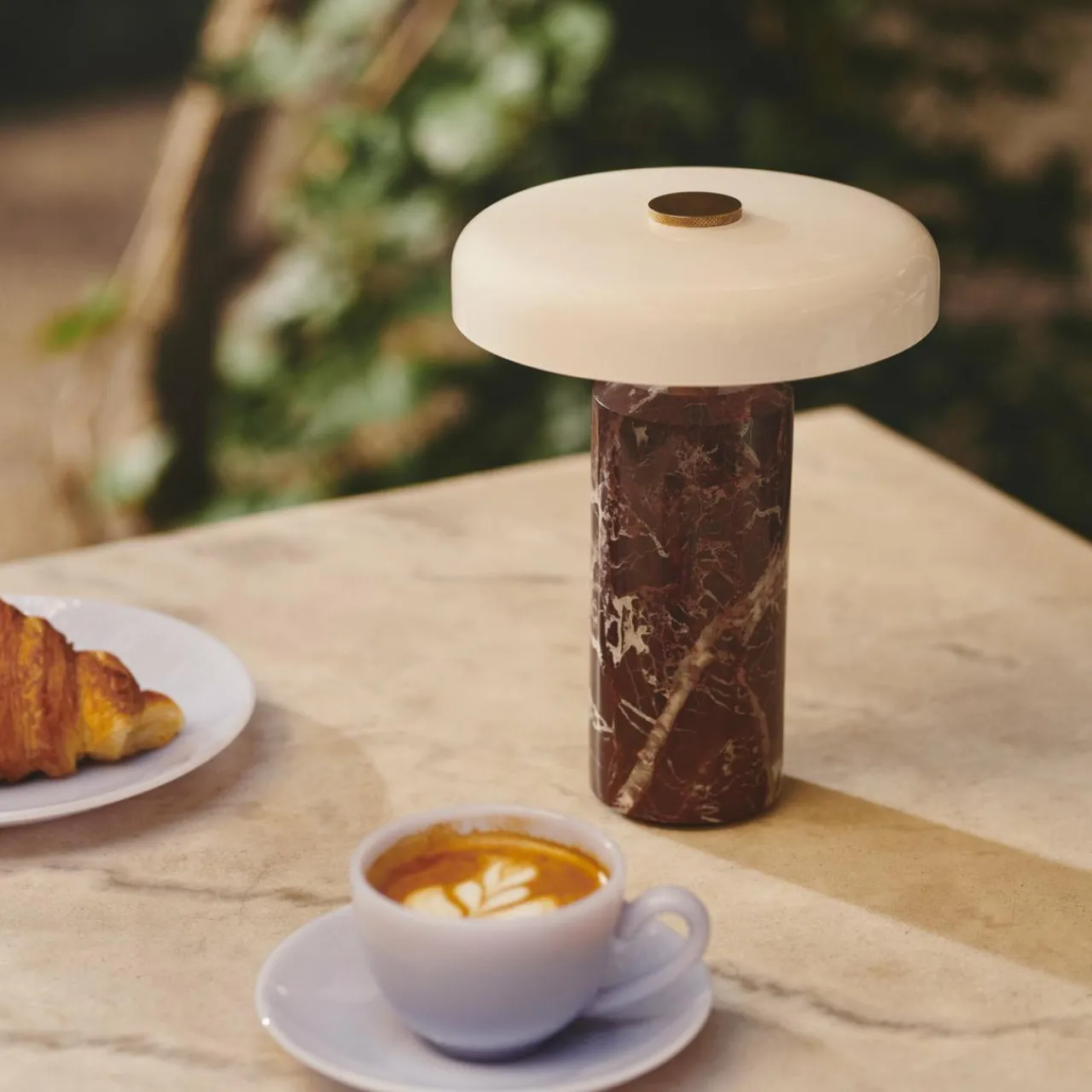 DESIGN BY US Lampe de table LED rechargeable Trip, rouge / blanc, marbre, verre, IP44^ Lampes Décoratives
