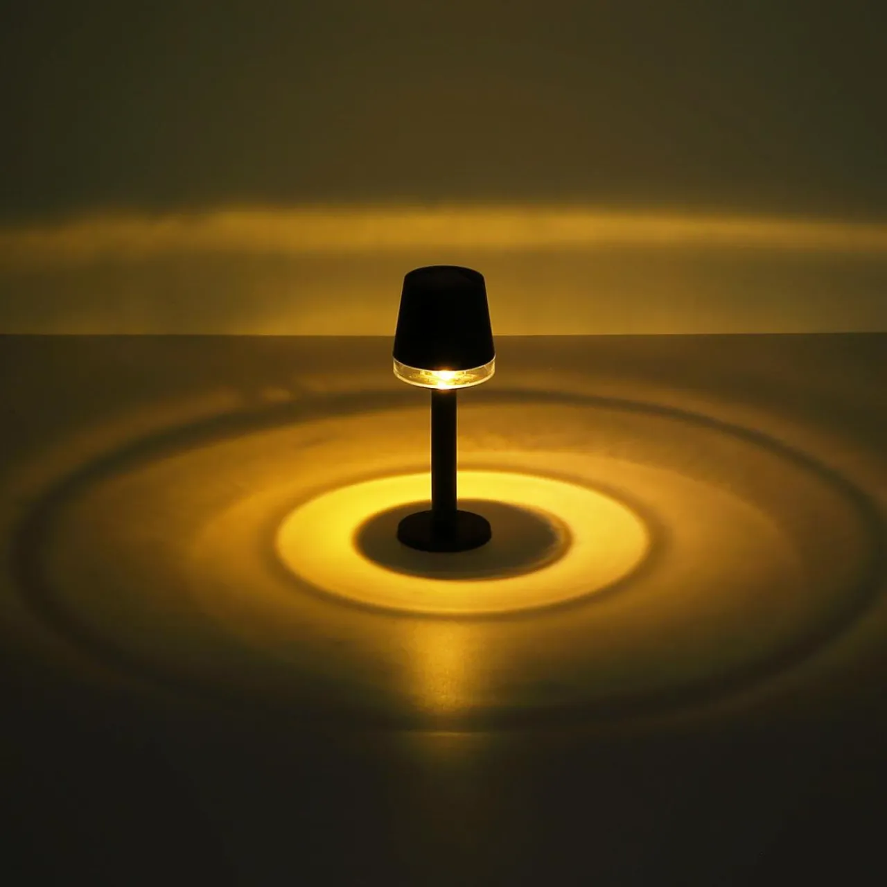 lampe_de_table_solaire__en_plastique_noire_2.webp Globo Lampe de table solaire 36632 en plastique, noire^ Lampes Décoratives