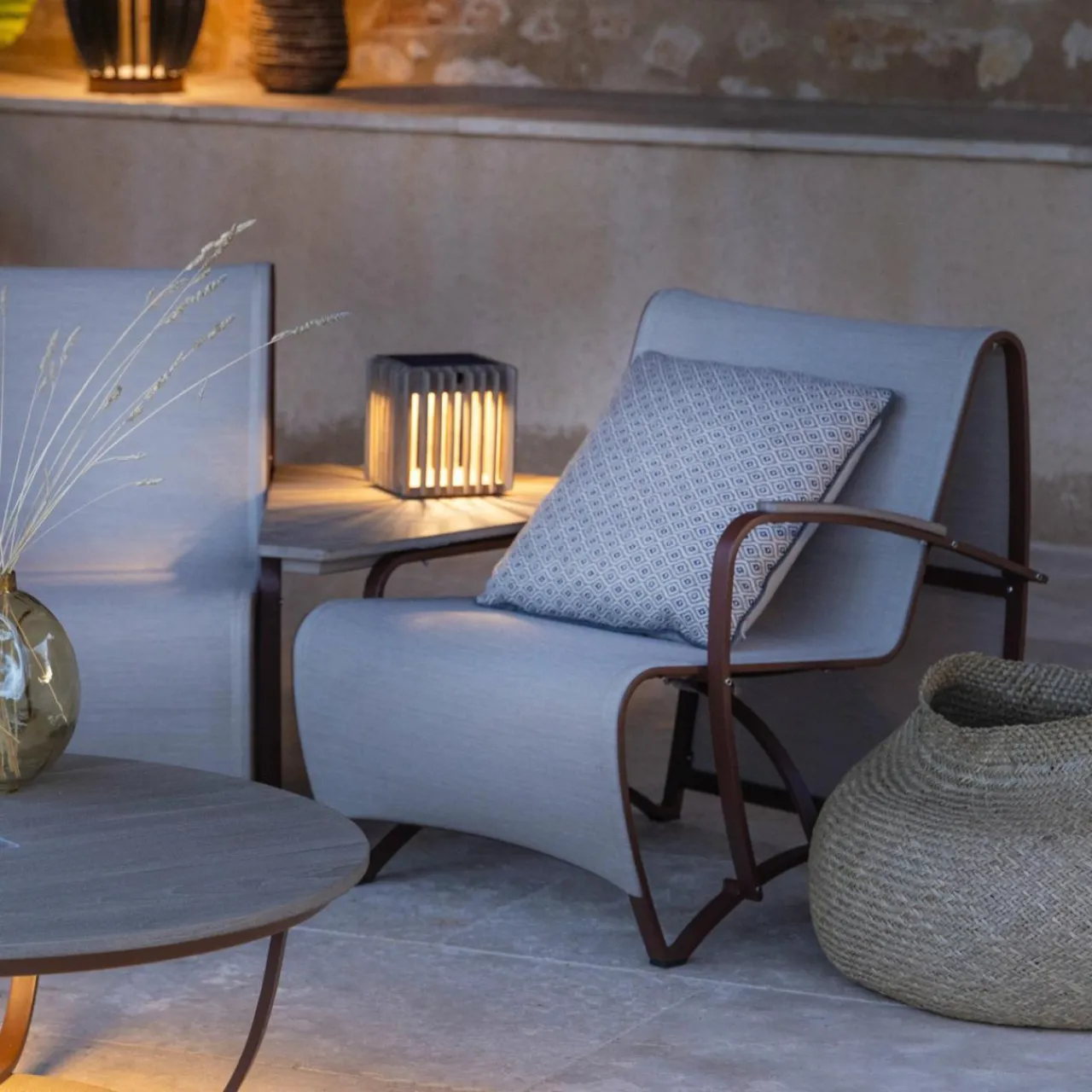 lampe_solaire_de_table__led_verti_gris_teck__k__lm_0.webp Les Jardins Lampe solaire de table à LED Verti, gris teck, 3.000 K, 300 lm^ Lampes Décoratives