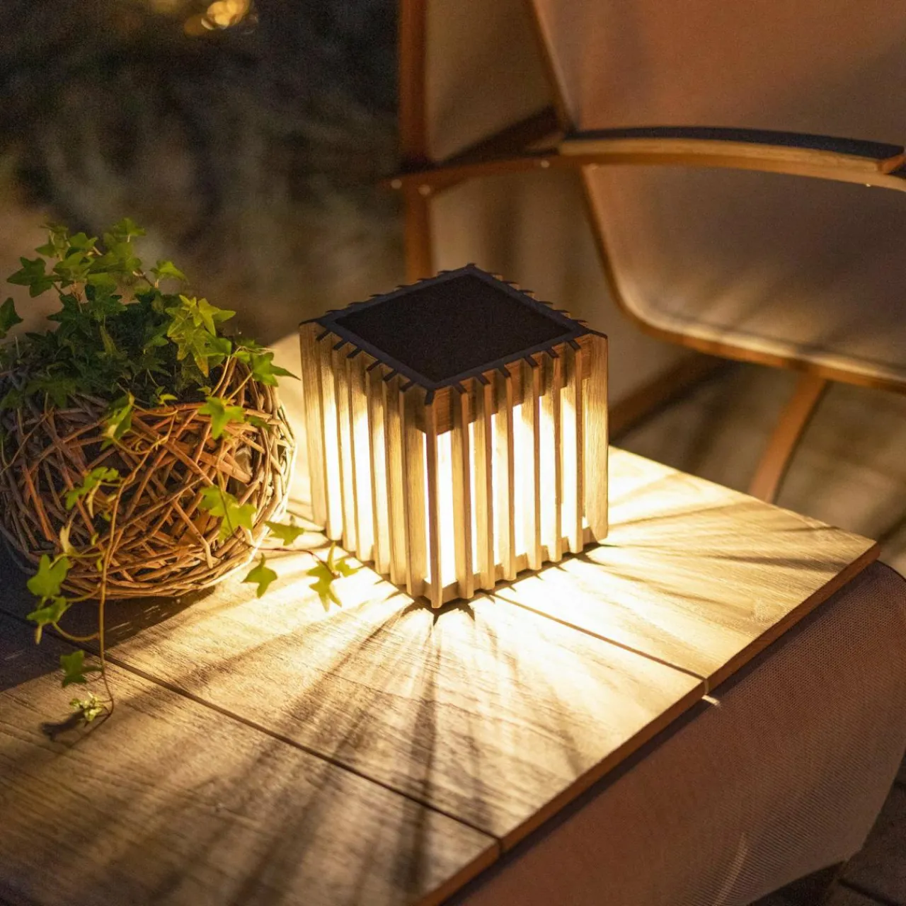 lampe_solaire_de_table__led_verti_gris_teck__k__lm_2.webp Les Jardins Lampe solaire de table à LED Verti, gris teck, 3.000 K, 300 lm^ Lampes Décoratives