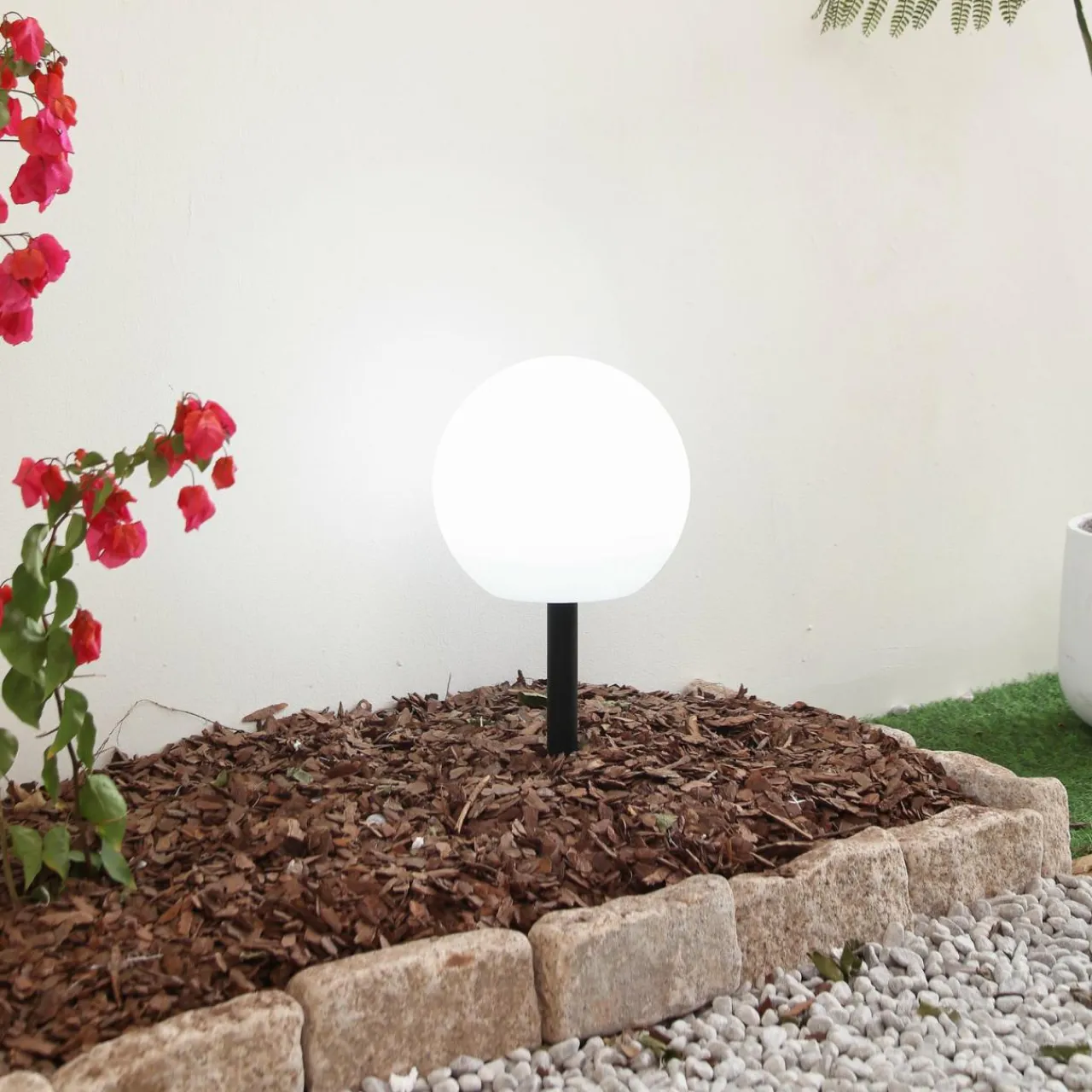 lampe_solaire_led_lindby_lago___cm_boule_piquet_de_terre_blanc_0-1.webp Lindby Lampe solaire LED Lago, Ø 25 cm, boule, piquet de terre, blanc^ Lampes Décoratives