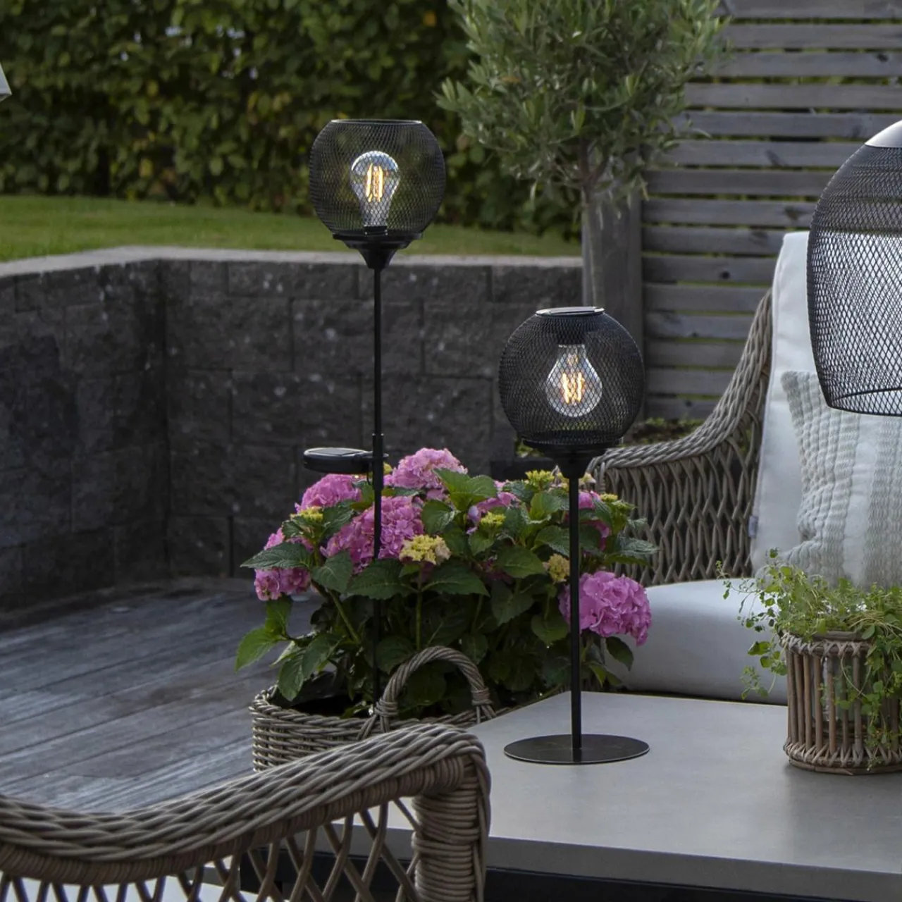 lampe_solaire_led_sunlight_avec_treillis_2.webp STAR TRADING Lampe solaire LED Sunlight avec treillis^ Lampes Décoratives