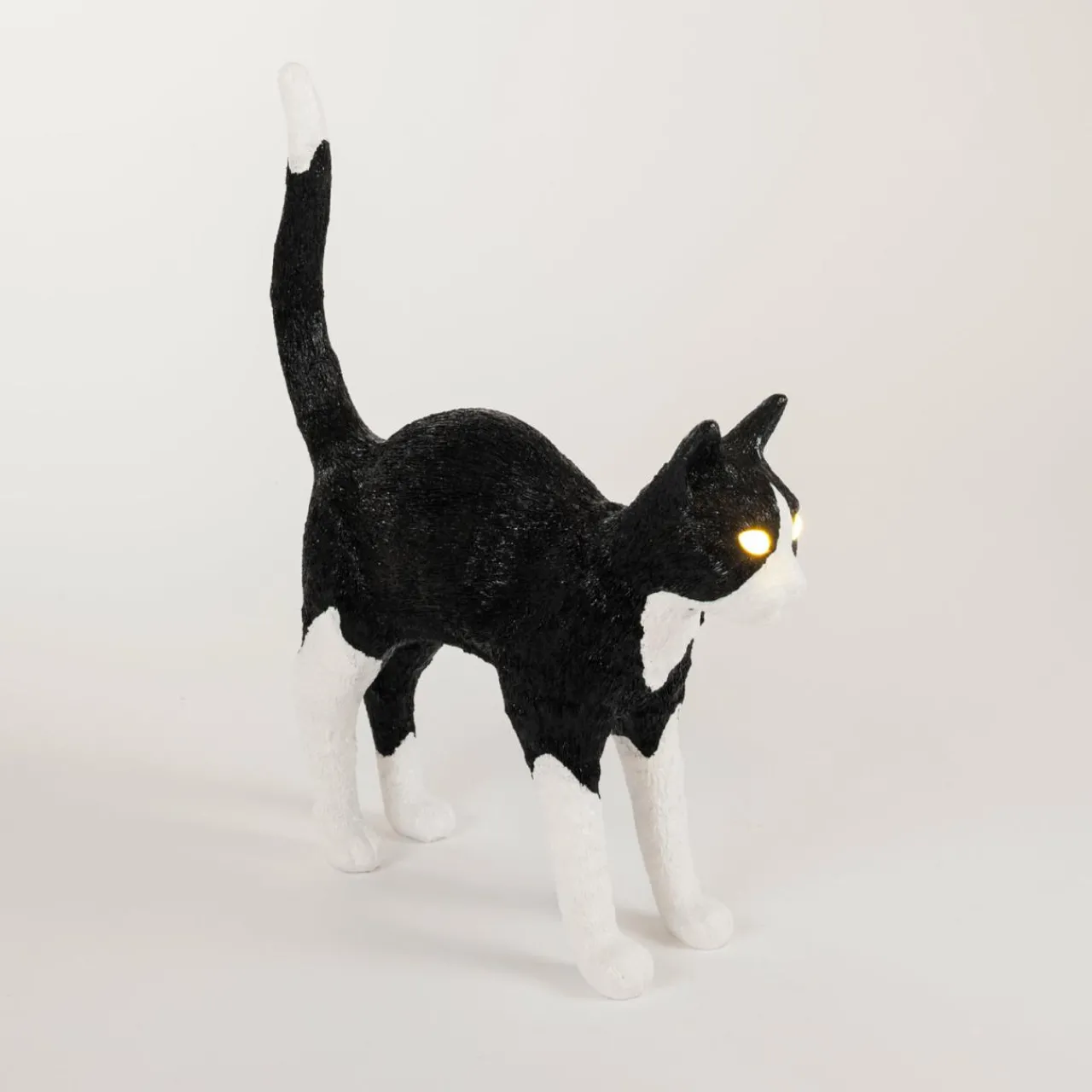 lampe_table_dco_led_jobby_the_cat_noireblanche_2.webp SELETTI Lampe table déco LED Jobby The Cat, noire/blanche^ Lampes Décoratives