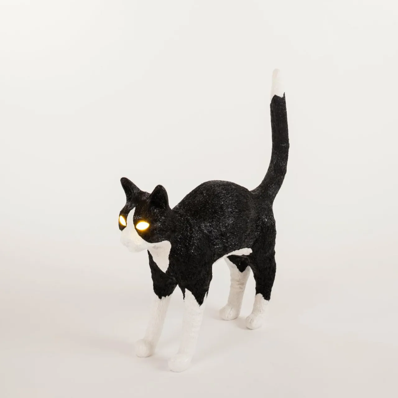 lampe_table_dco_led_jobby_the_cat_noireblanche_3.webp SELETTI Lampe table déco LED Jobby The Cat, noire/blanche^ Lampes Décoratives