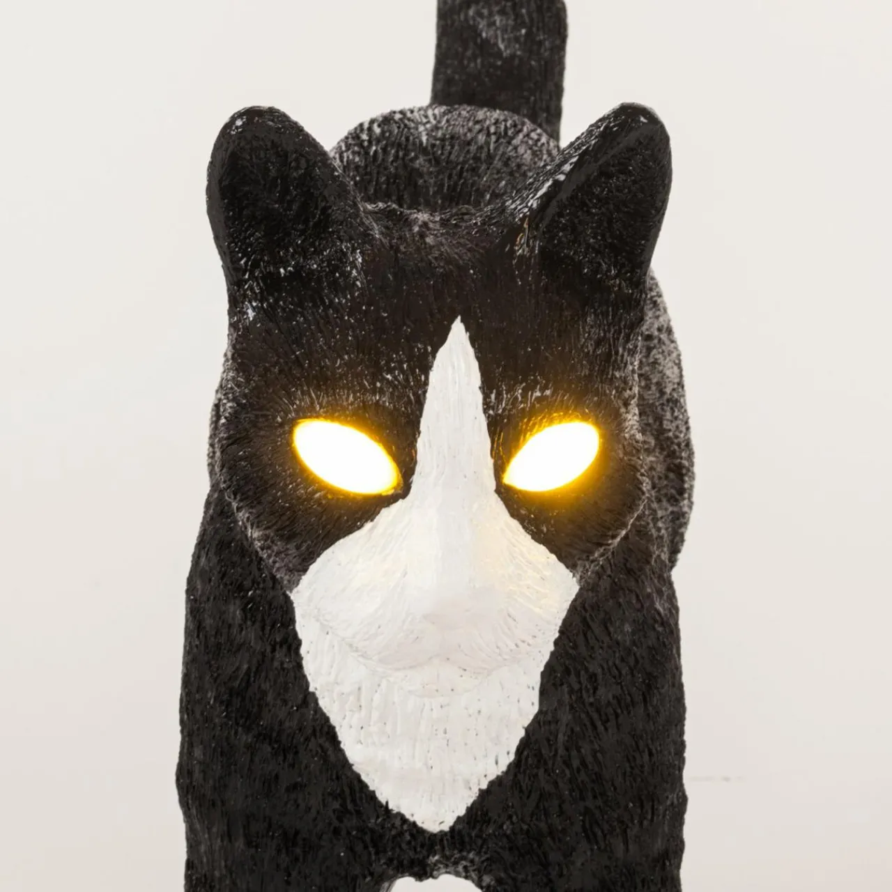 lampe_table_dco_led_jobby_the_cat_noireblanche_4.webp SELETTI Lampe table déco LED Jobby The Cat, noire/blanche^ Lampes Décoratives