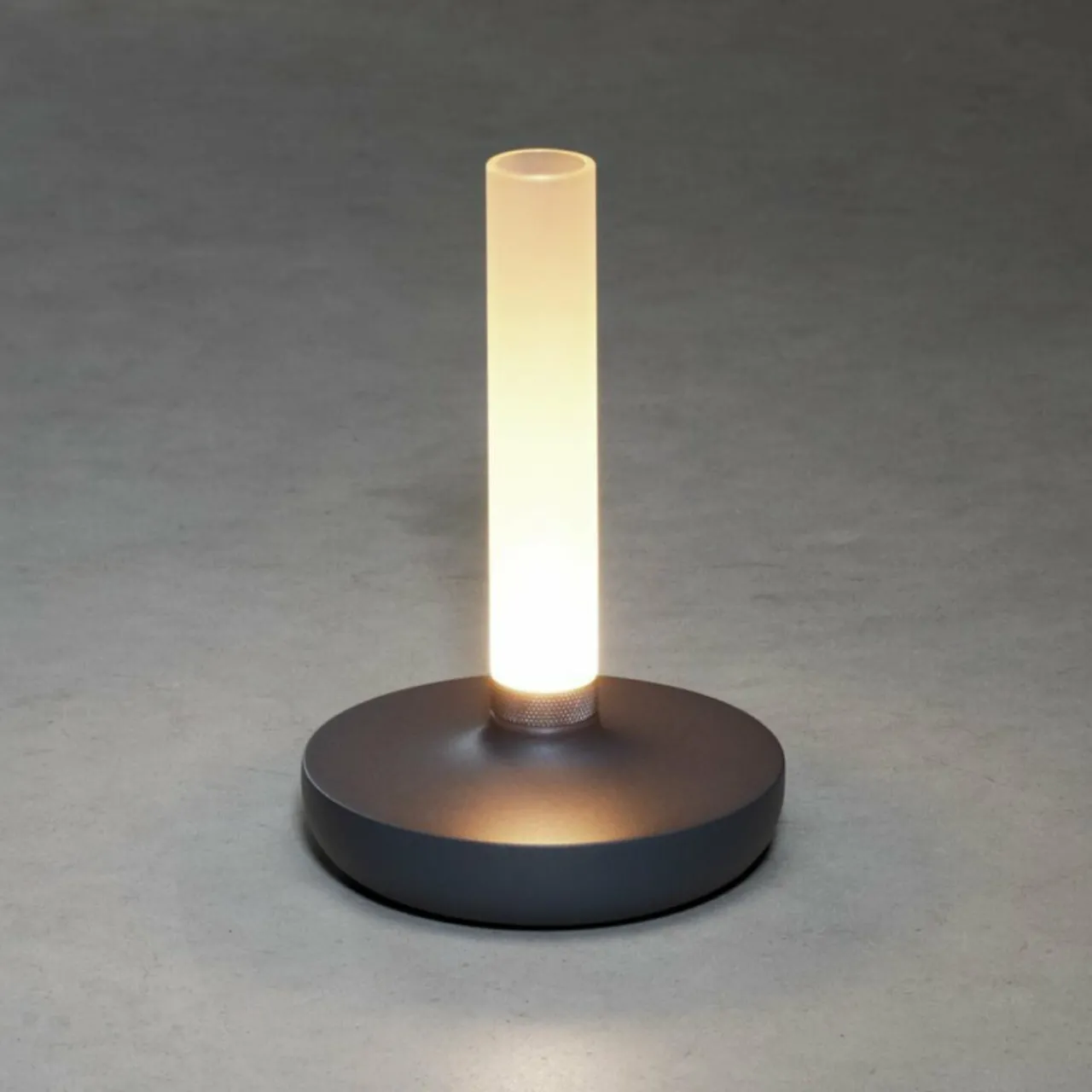 lampe_table_led_biarritz_ip_batterie_cct_grise_3.webp Konstsmide Lampe table LED Biarritz IP54 batterie CCT grise^ Lampes Décoratives
