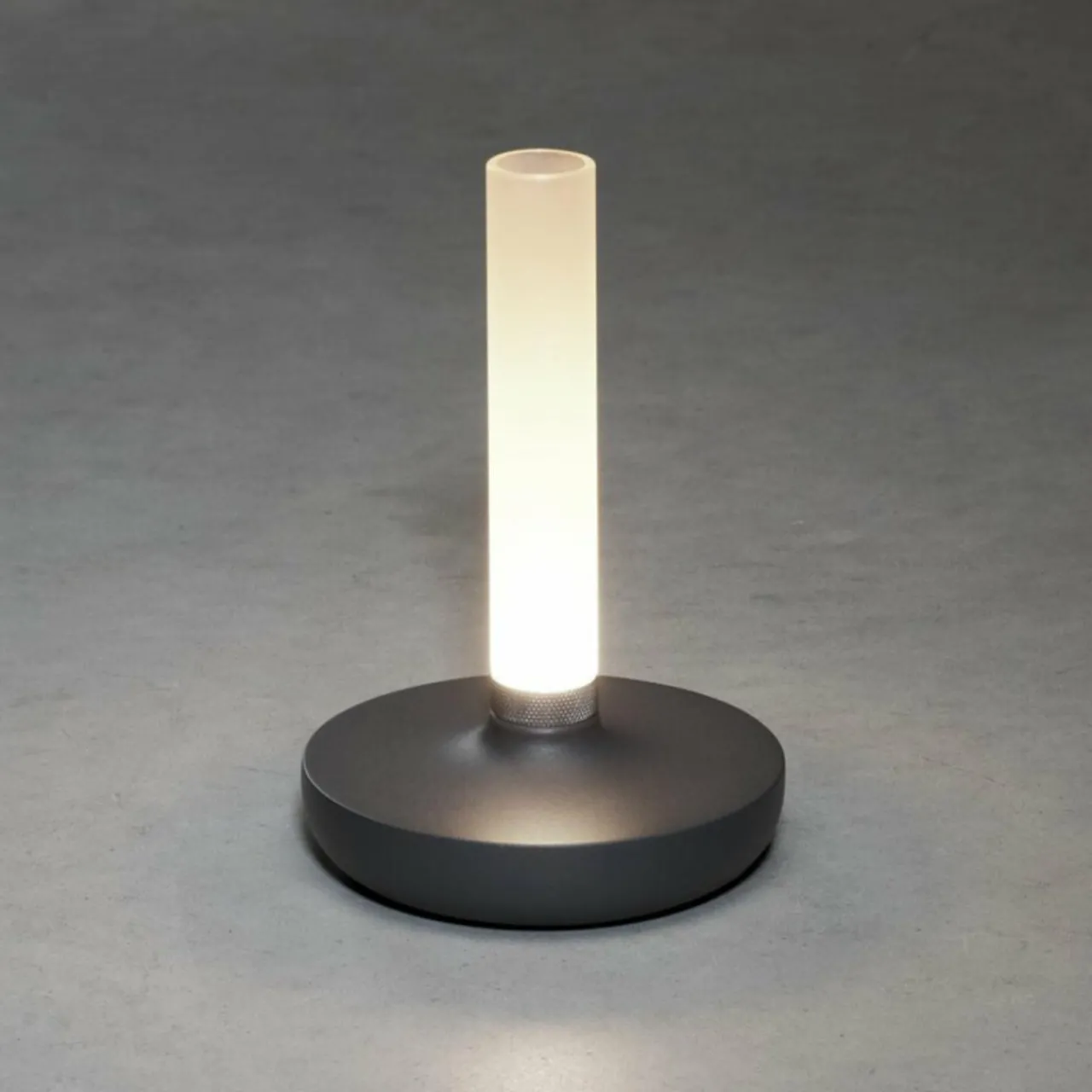 lampe_table_led_biarritz_ip_batterie_cct_grise_4.webp Konstsmide Lampe table LED Biarritz IP54 batterie CCT grise^ Lampes Décoratives