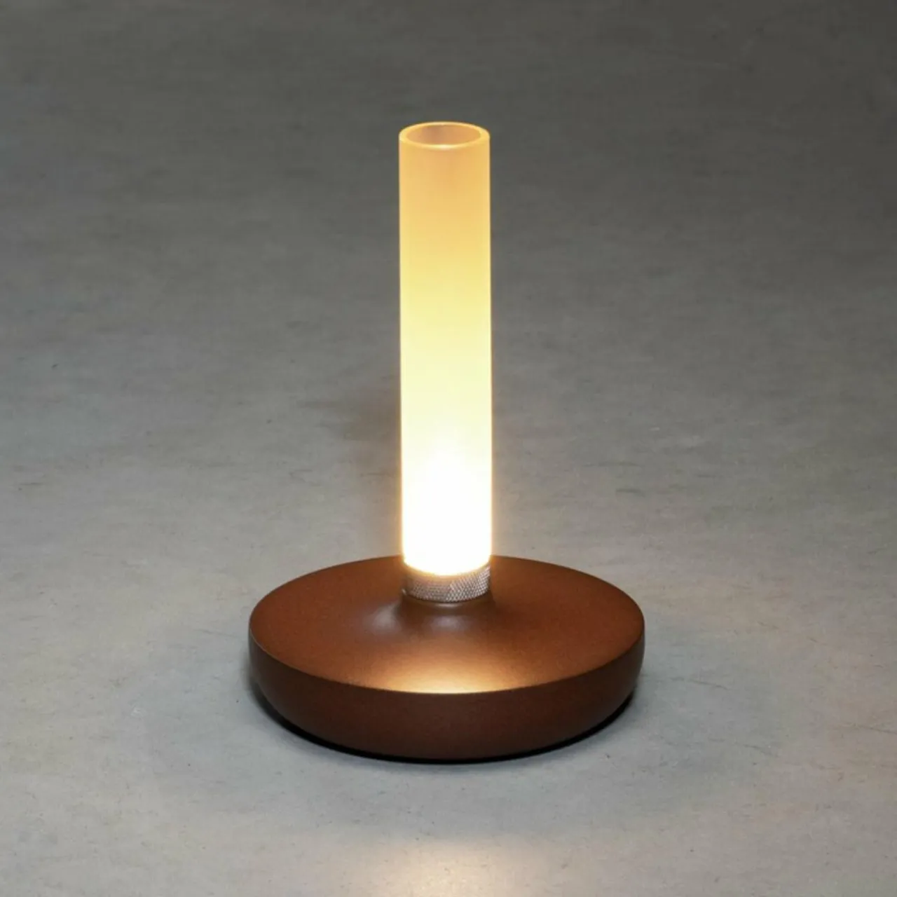lampe_table_led_biarritz_ip_batterie_cct_rouille_2.webp Konstsmide Lampe table LED Biarritz IP54 batterie CCT rouille^ Lampes Décoratives