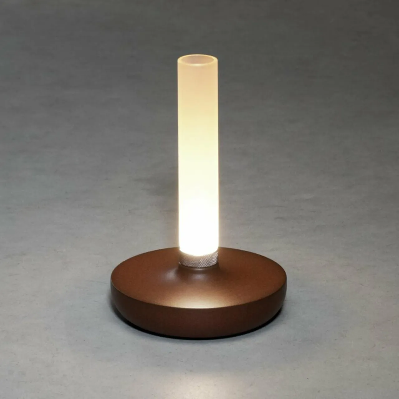 lampe_table_led_biarritz_ip_batterie_cct_rouille_3.webp Konstsmide Lampe table LED Biarritz IP54 batterie CCT rouille^ Lampes Décoratives