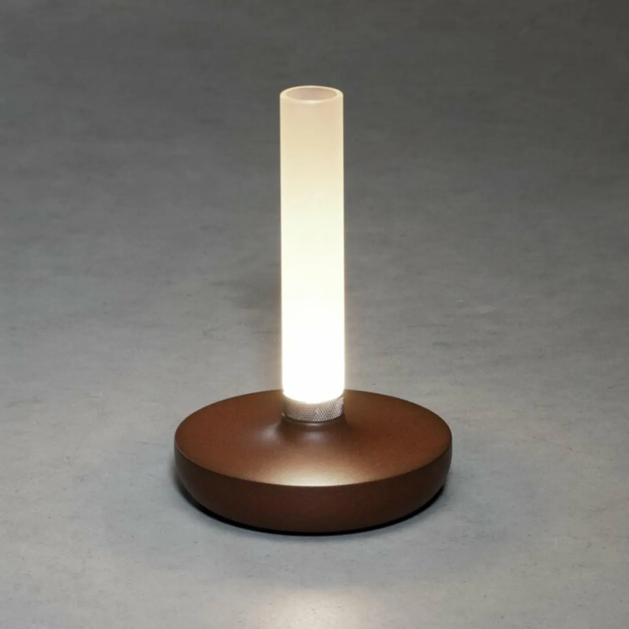 lampe_table_led_biarritz_ip_batterie_cct_rouille_4.webp Konstsmide Lampe table LED Biarritz IP54 batterie CCT rouille^ Lampes Décoratives