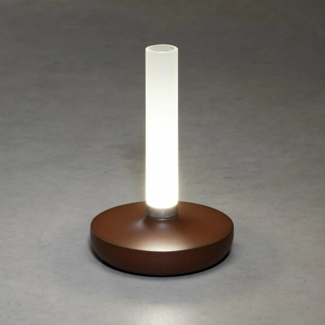 lampe_table_led_biarritz_ip_batterie_cct_rouille_5.webp Konstsmide Lampe table LED Biarritz IP54 batterie CCT rouille^ Lampes Décoratives