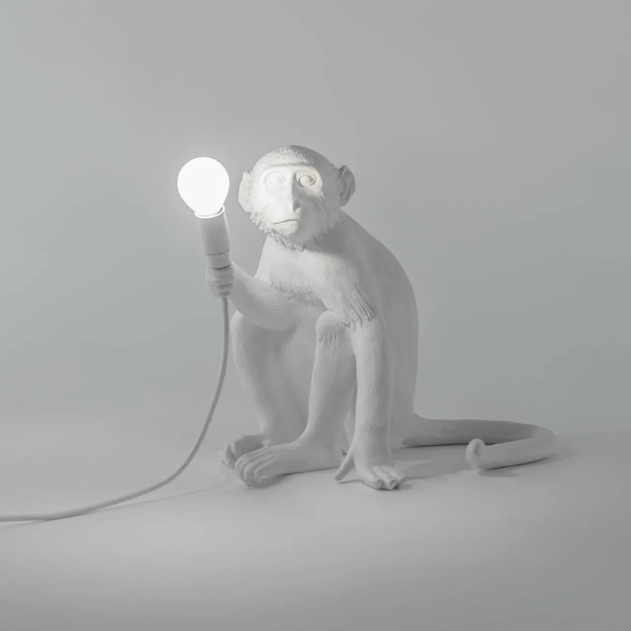 lampe_terrasse_dco_led_monkey_lamp_blanc_assise_3.webp SELETTI Lampe terrasse déco LED Monkey Lamp blanc assise^ Lampes Décoratives