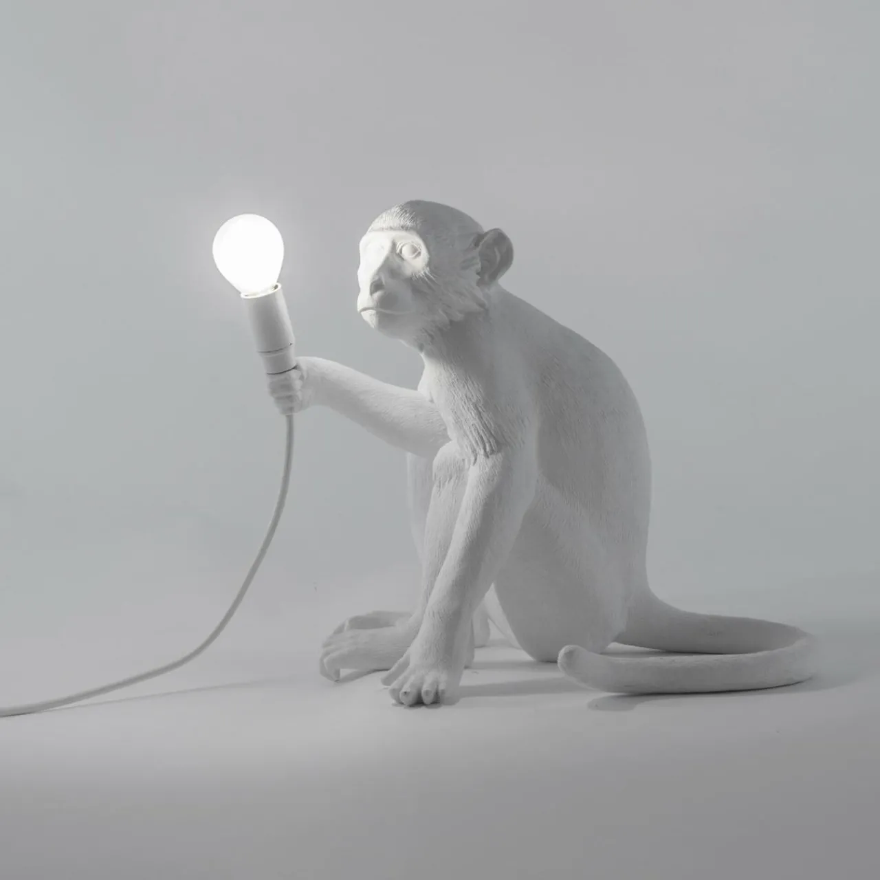 lampe_terrasse_dco_led_monkey_lamp_blanc_assise_4.webp SELETTI Lampe terrasse déco LED Monkey Lamp blanc assise^ Lampes Décoratives