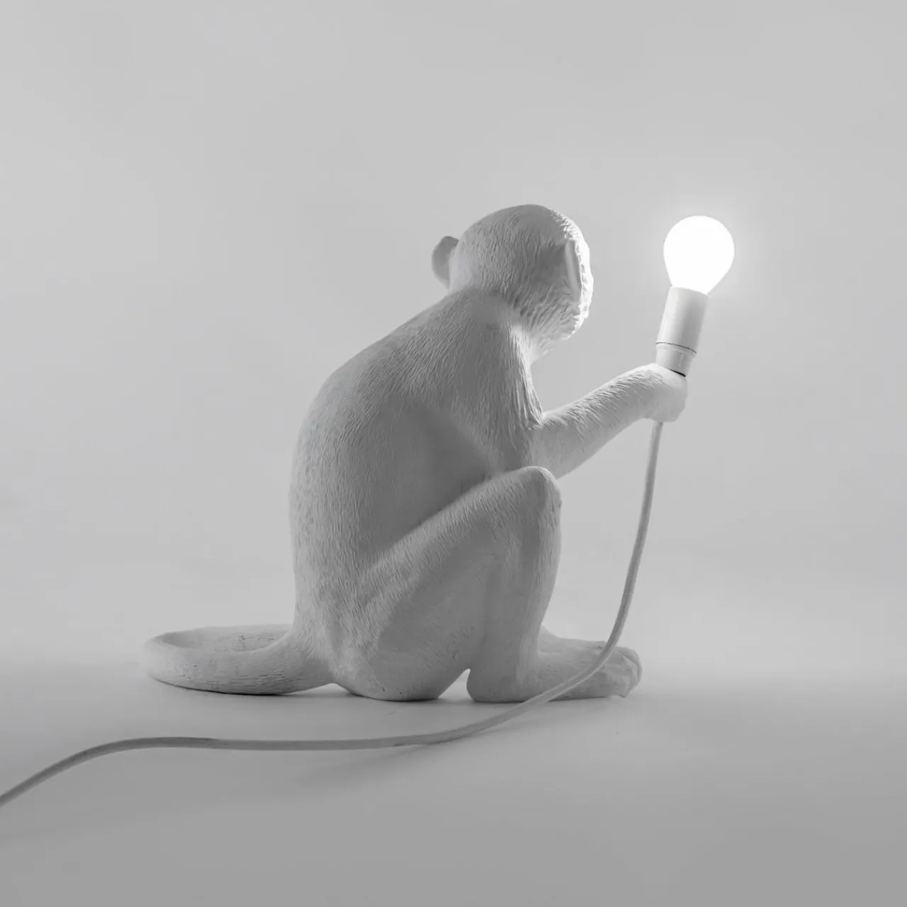 lampe_terrasse_dco_led_monkey_lamp_blanc_assise_5.webp SELETTI Lampe terrasse déco LED Monkey Lamp blanc assise^ Lampes Décoratives