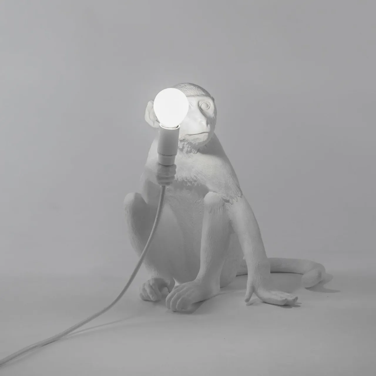 lampe_terrasse_dco_led_monkey_lamp_blanc_assise_6.webp SELETTI Lampe terrasse déco LED Monkey Lamp blanc assise^ Lampes Décoratives