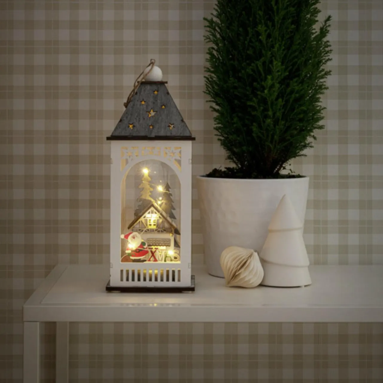 lanterne_dco_led_avec_maison_et_pre_nol_0.webp Konstsmide Christmas Lanterne déco LED avec maison et père Noël^ Lumière De Noël